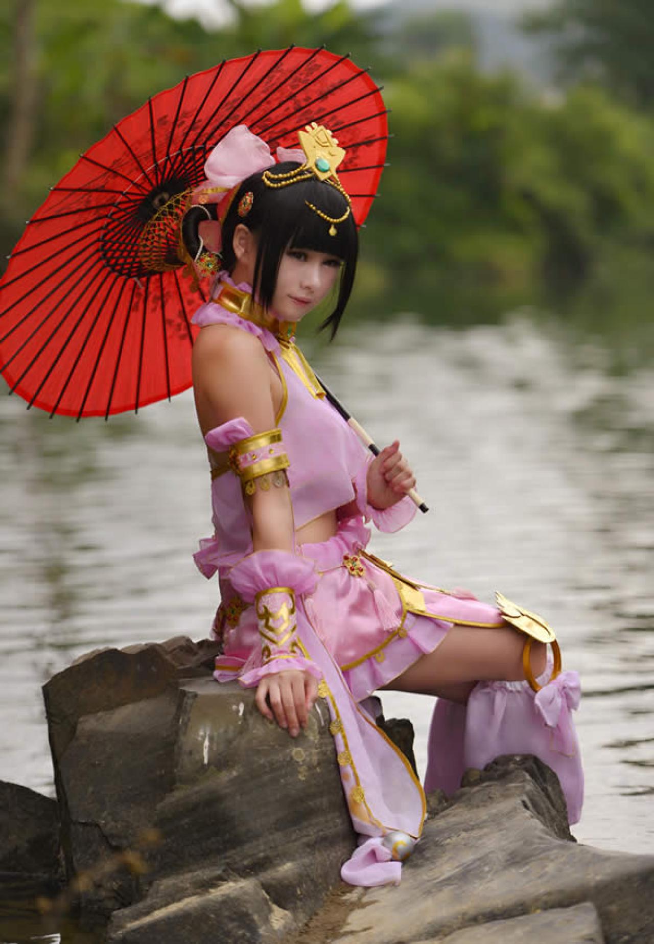 七秀萝莉Cosplay小梓酱坐在石头上