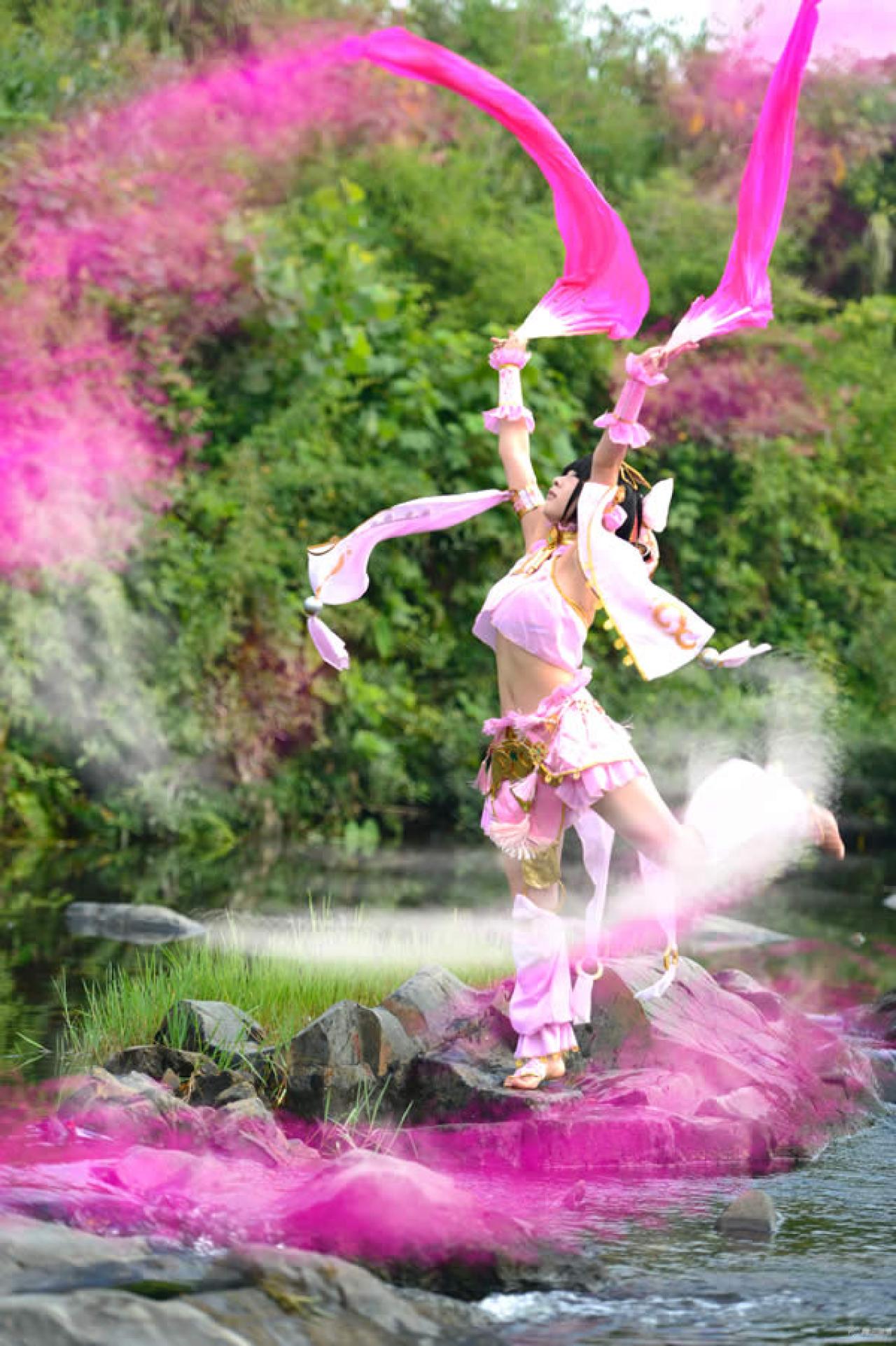 七秀萝莉Cosplay小梓酱舞动彩带