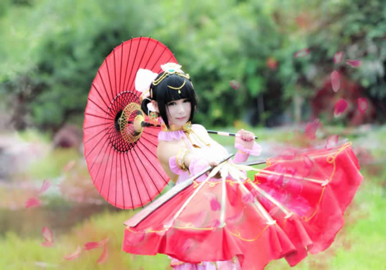七秀萝莉Cosplay小梓酱持伞舞动大扇子