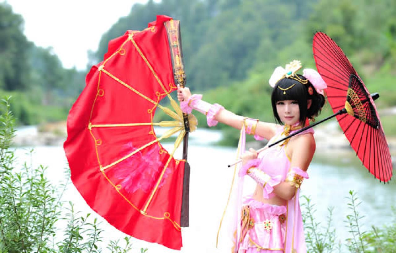 七秀萝莉Cosplay小梓酱展开大扇子