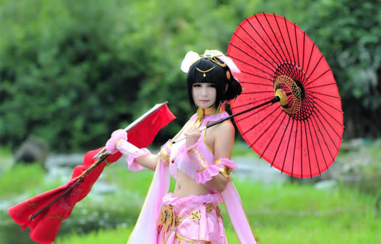 七秀萝莉Cosplay小梓酱合起大扇子