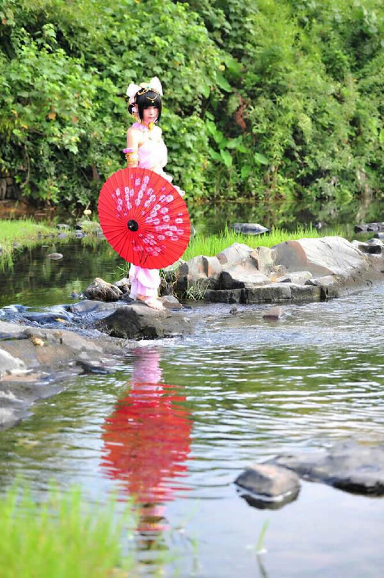 七秀萝莉Cosplay小梓酱在河边走，影子投影在清澈的河水中