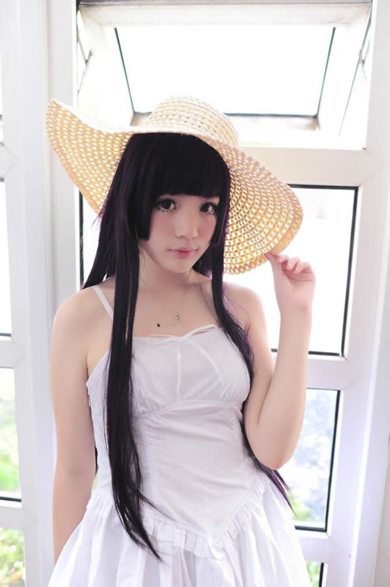 白衣CosplayM花抬手调整一下草帽