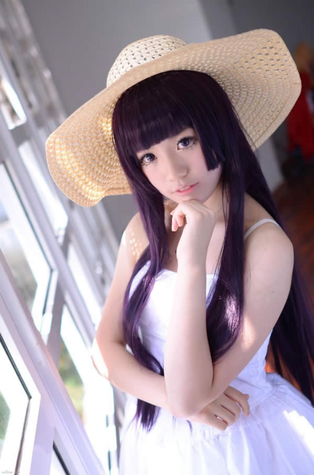 白衣CosplayM花做思考状