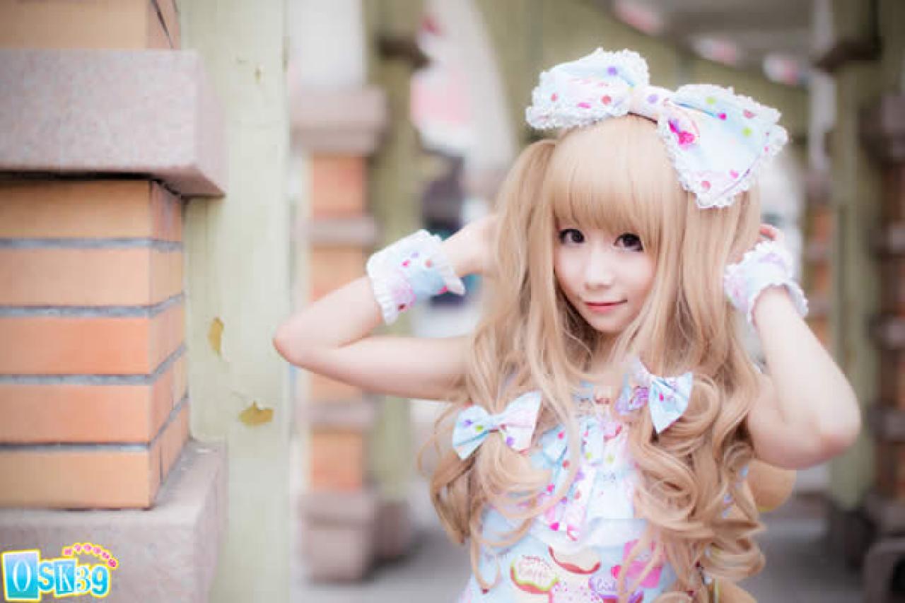 萌萌LOLITA洋装小甜双手背靠后脑勺