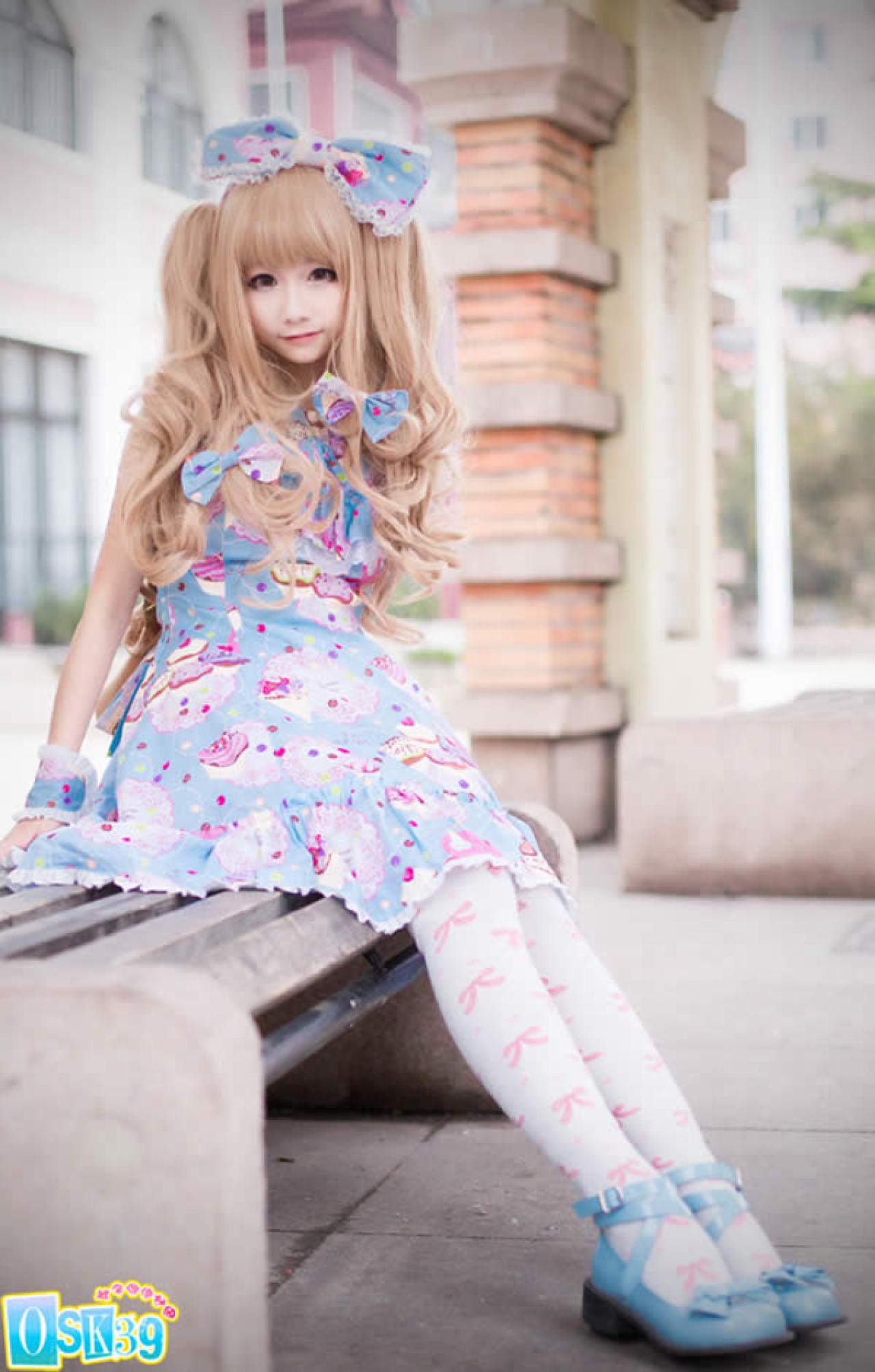 萌萌LOLITA洋装小甜坐在公园长椅上