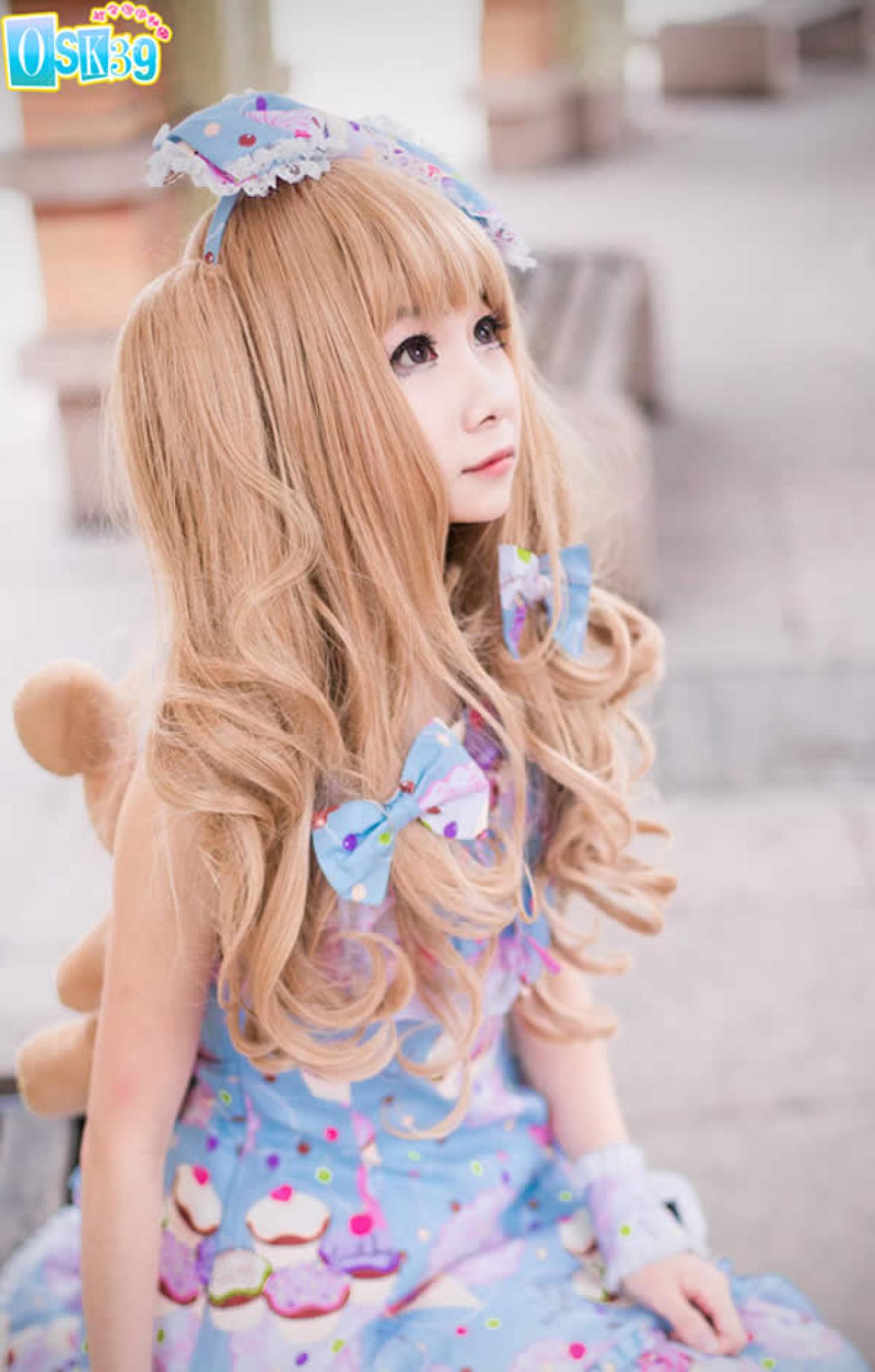 萌萌LOLITA洋装小甜抬头看天空