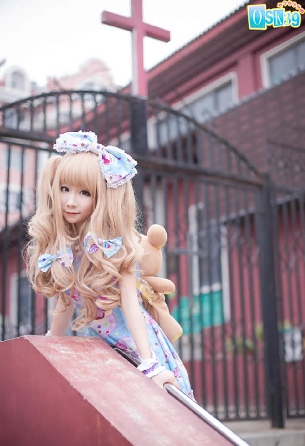 萌萌LOLITA洋装小甜靠在栏杆眺望