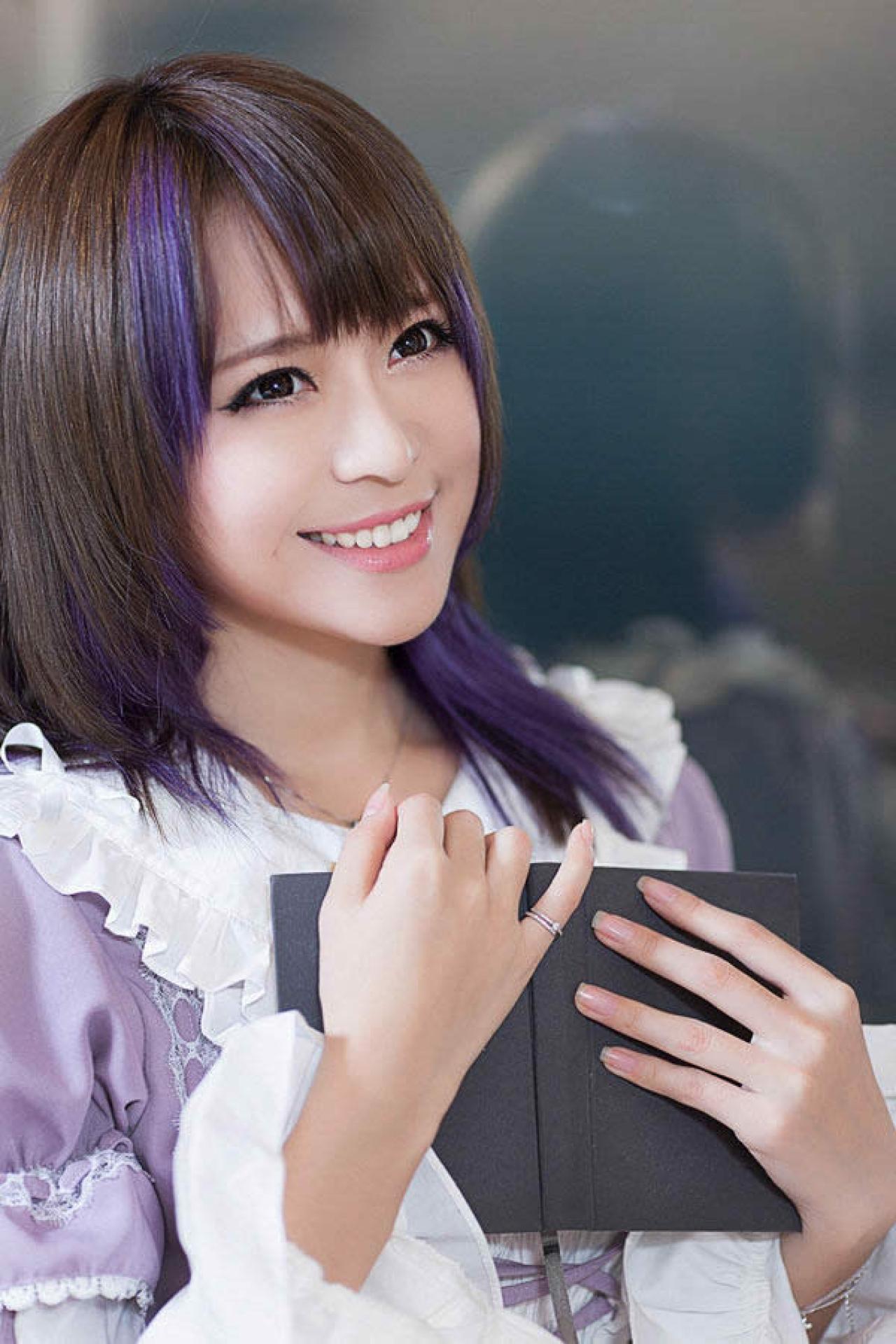 雪喆抱着书微笑