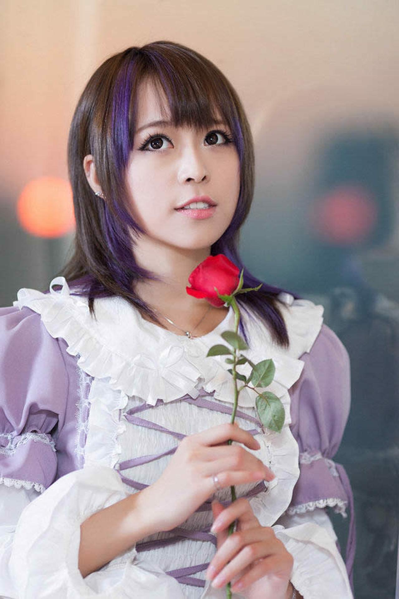 雪喆陶醉于玫瑰花的香气