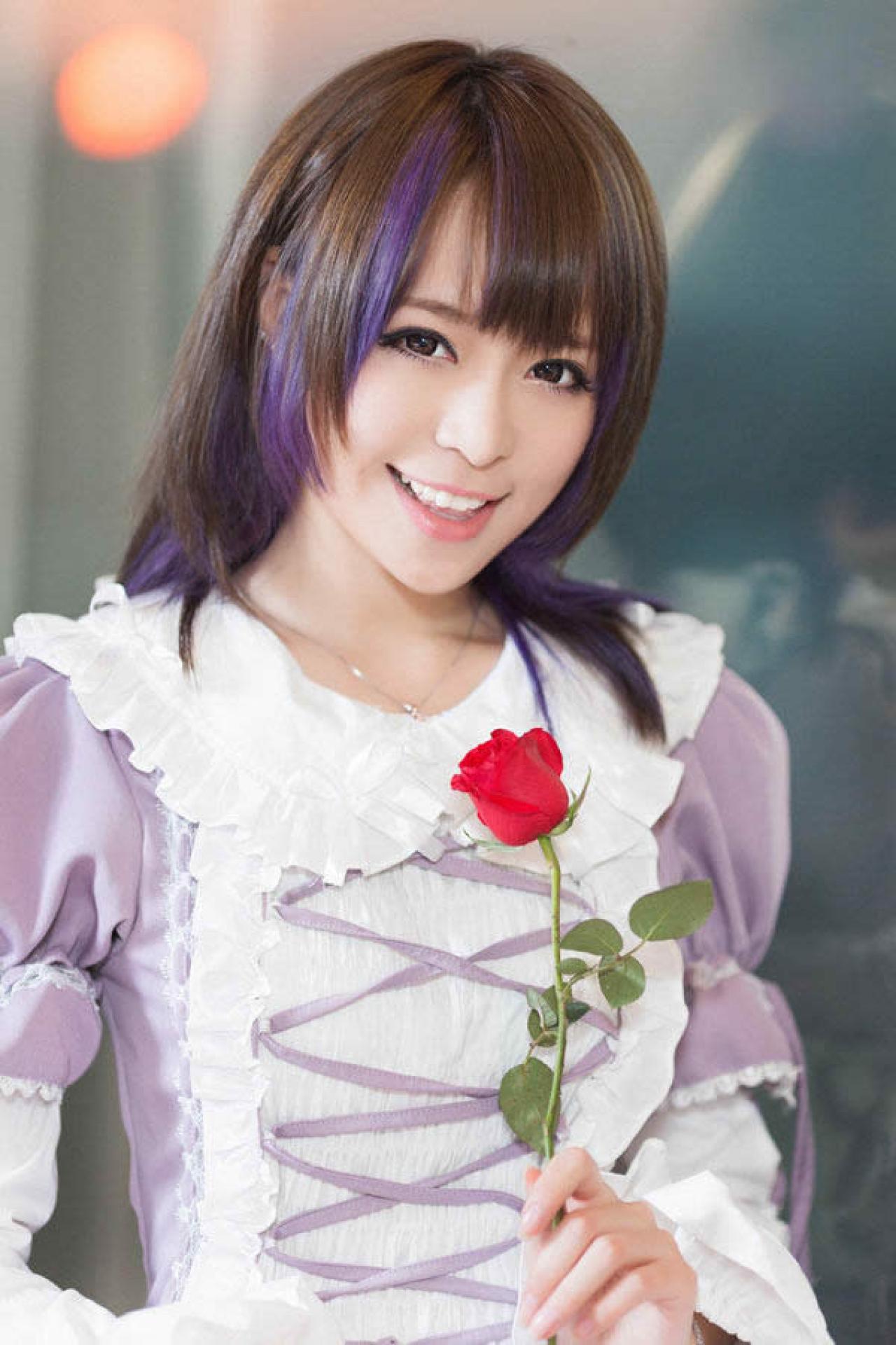 雪喆手捧一束玫瑰花