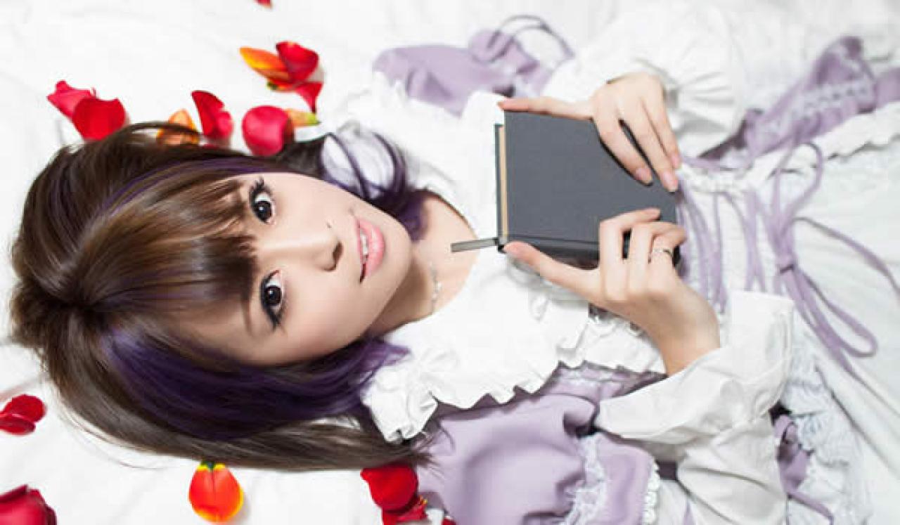 雪喆手持笔记本躺在洒满花瓣的地上