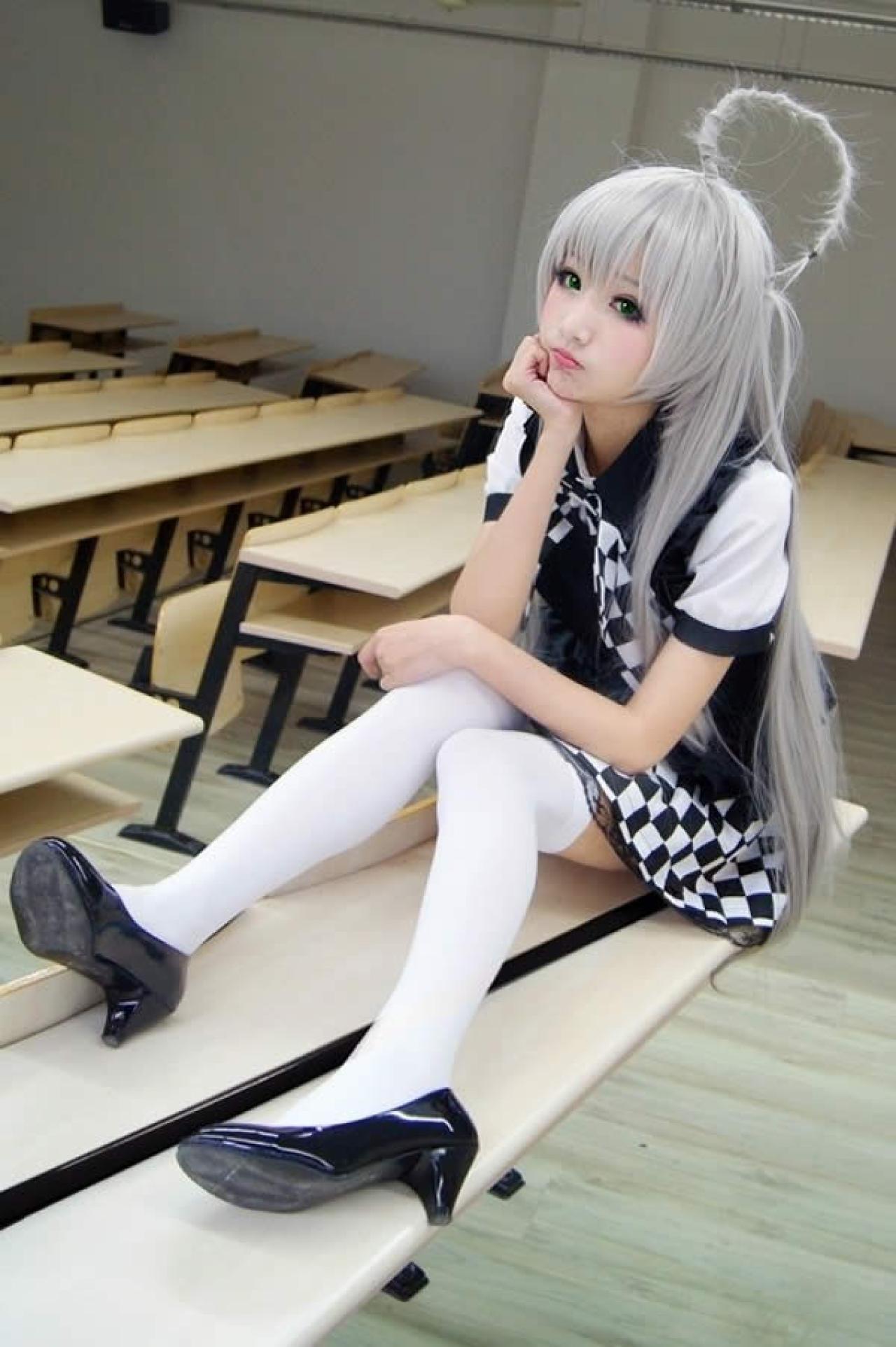 奈亚子小柔坐在教室课桌上思考