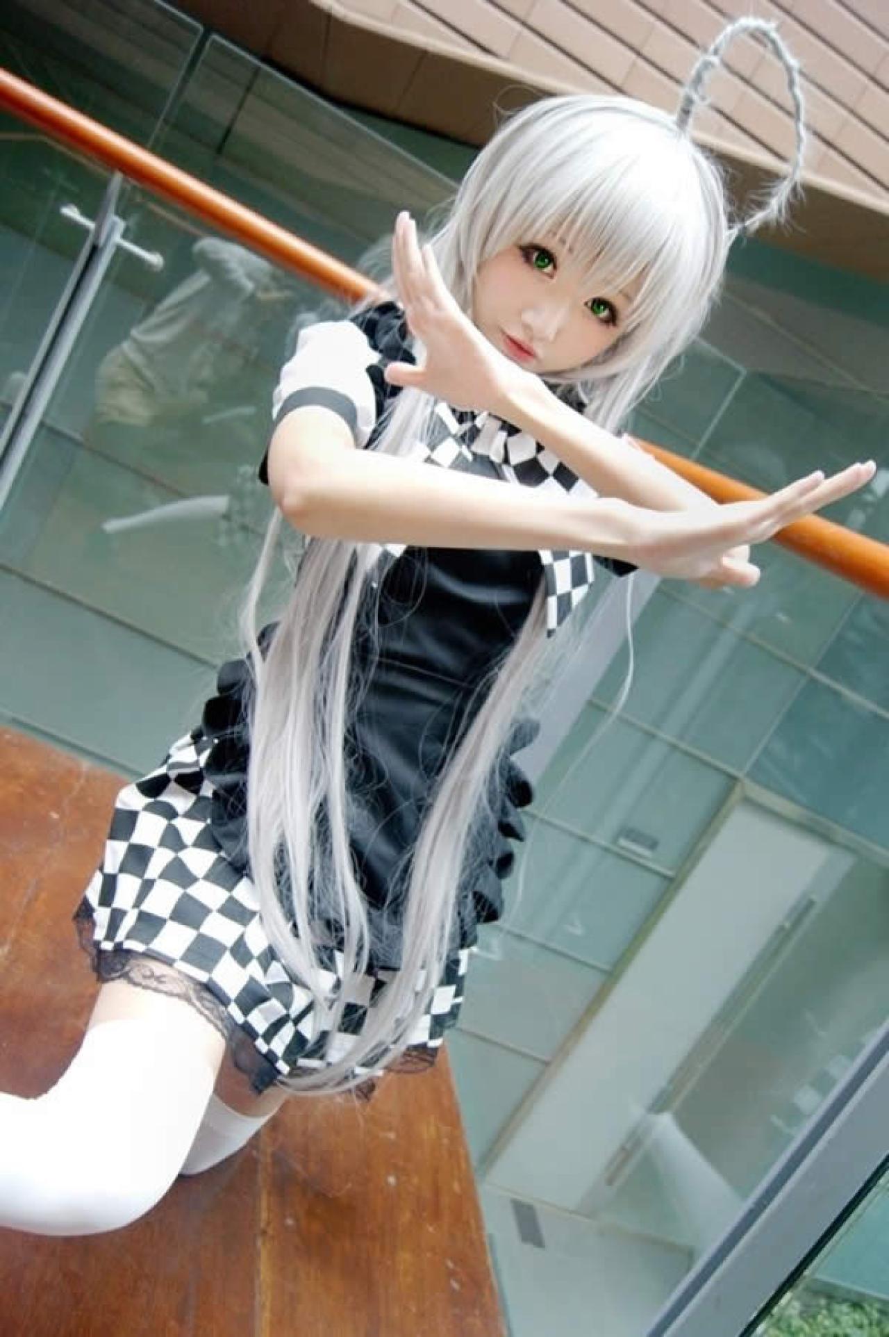 奈亚子小柔双手交叉放胸前