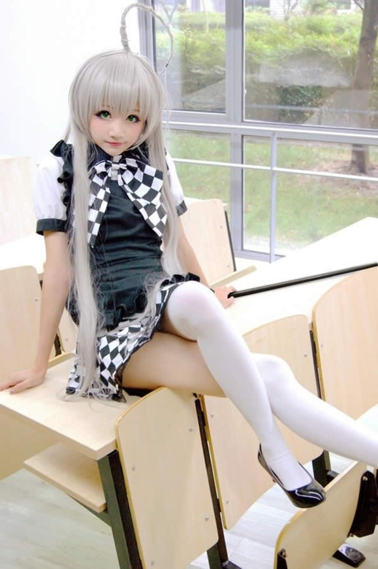 奈亚子小柔坐在课桌上看着前面