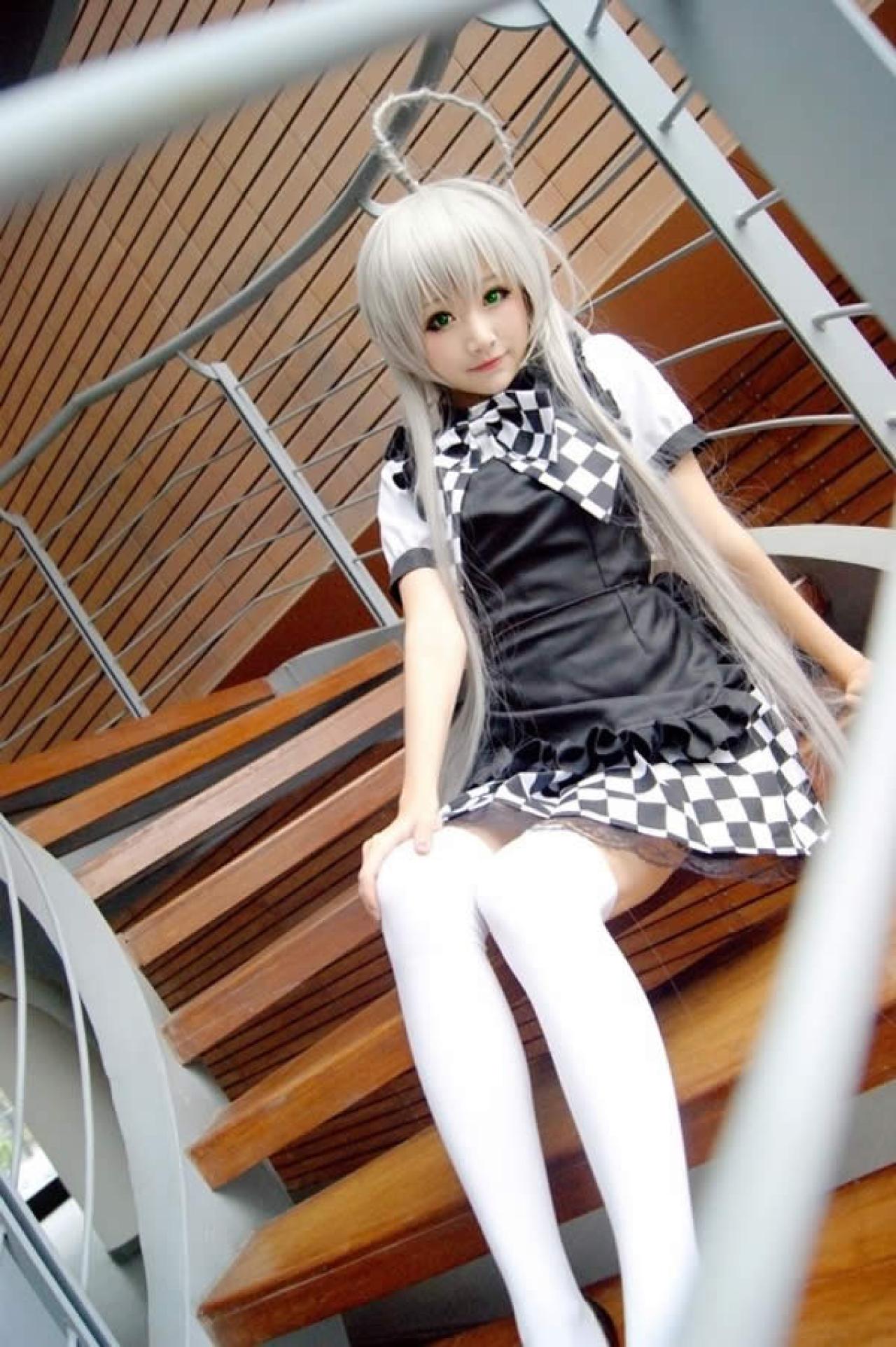 奈亚子小柔坐在台阶上