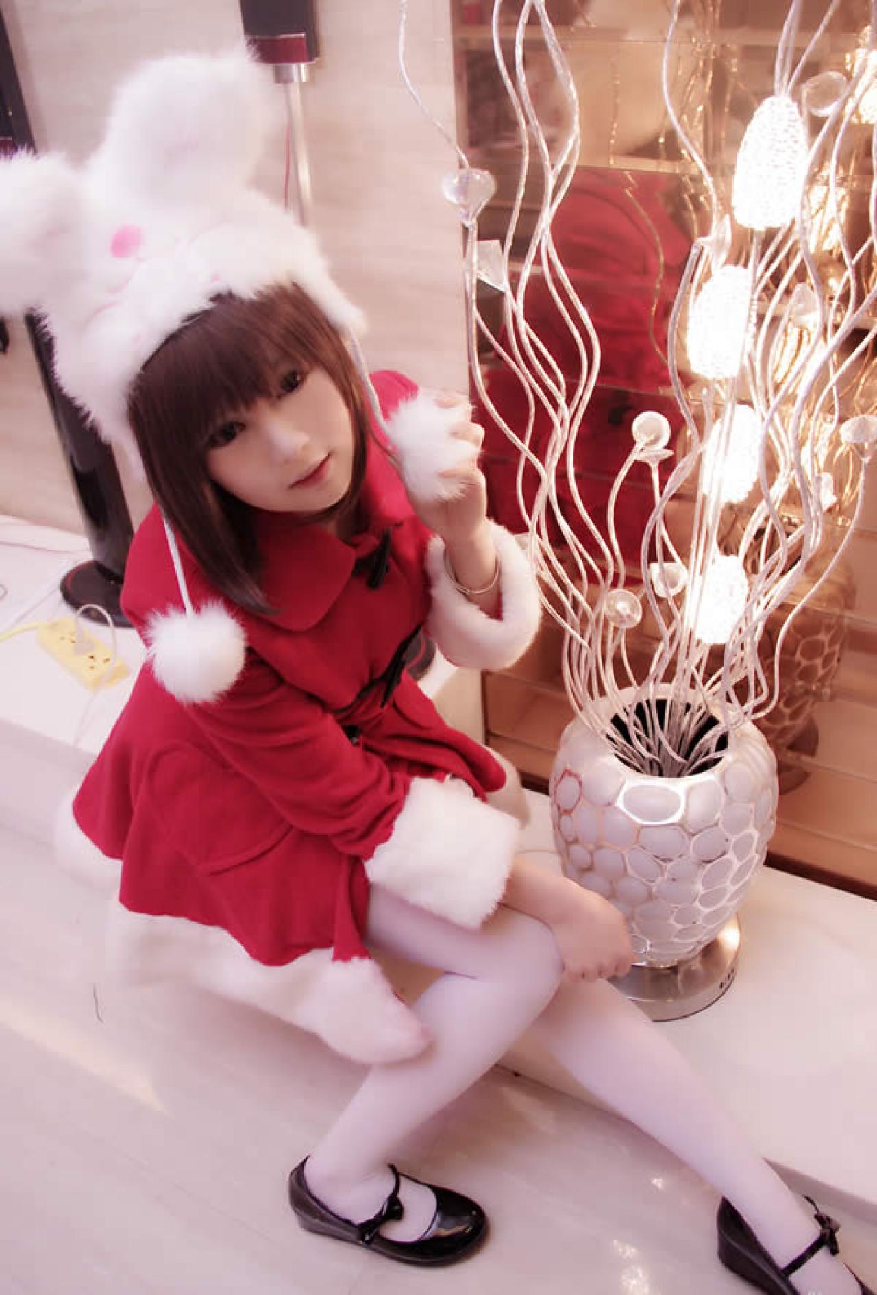 小梓酱穿着圣诞老人衣服坐在角落