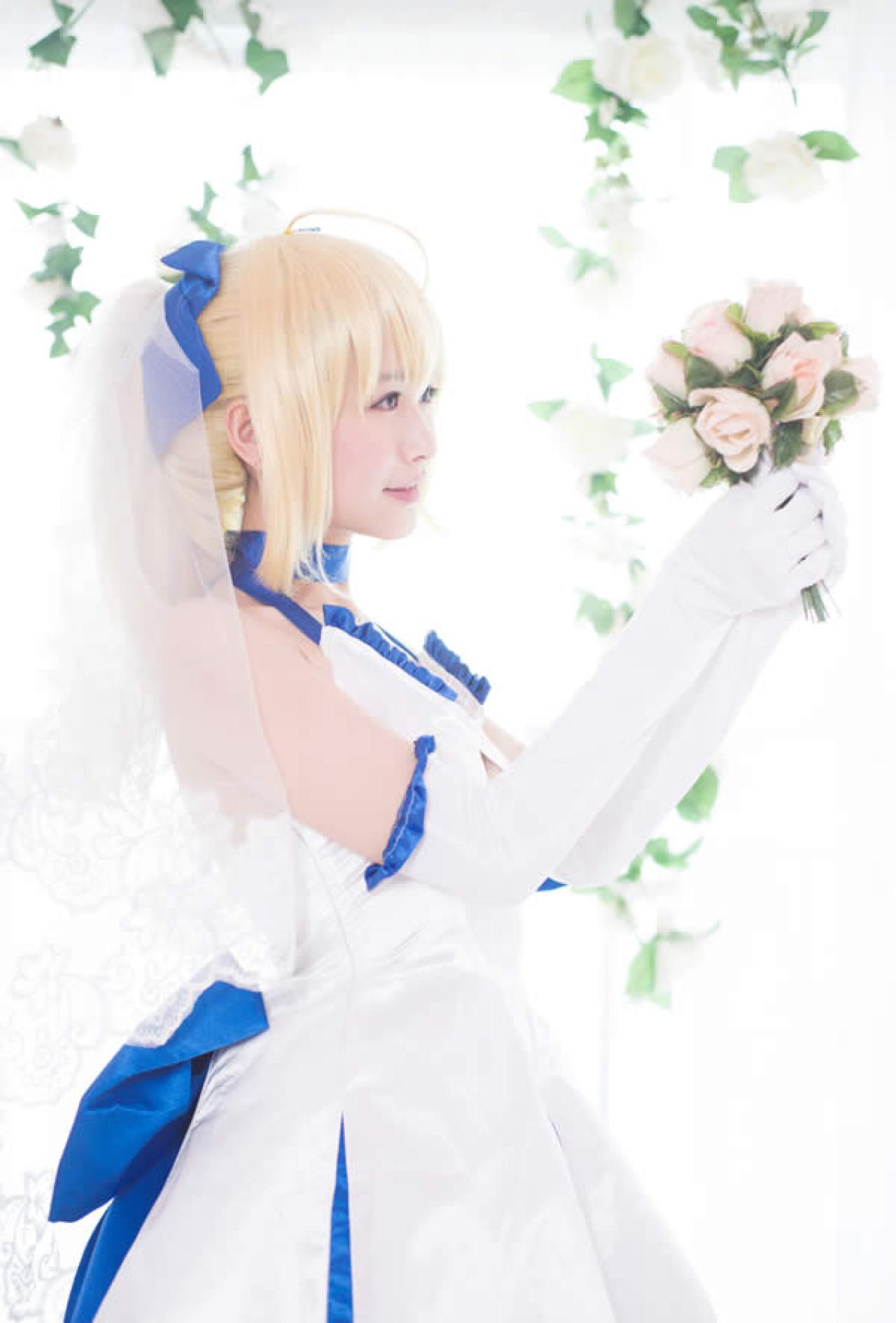小Can身着Saber lily周年礼服手持鲜花侧面照