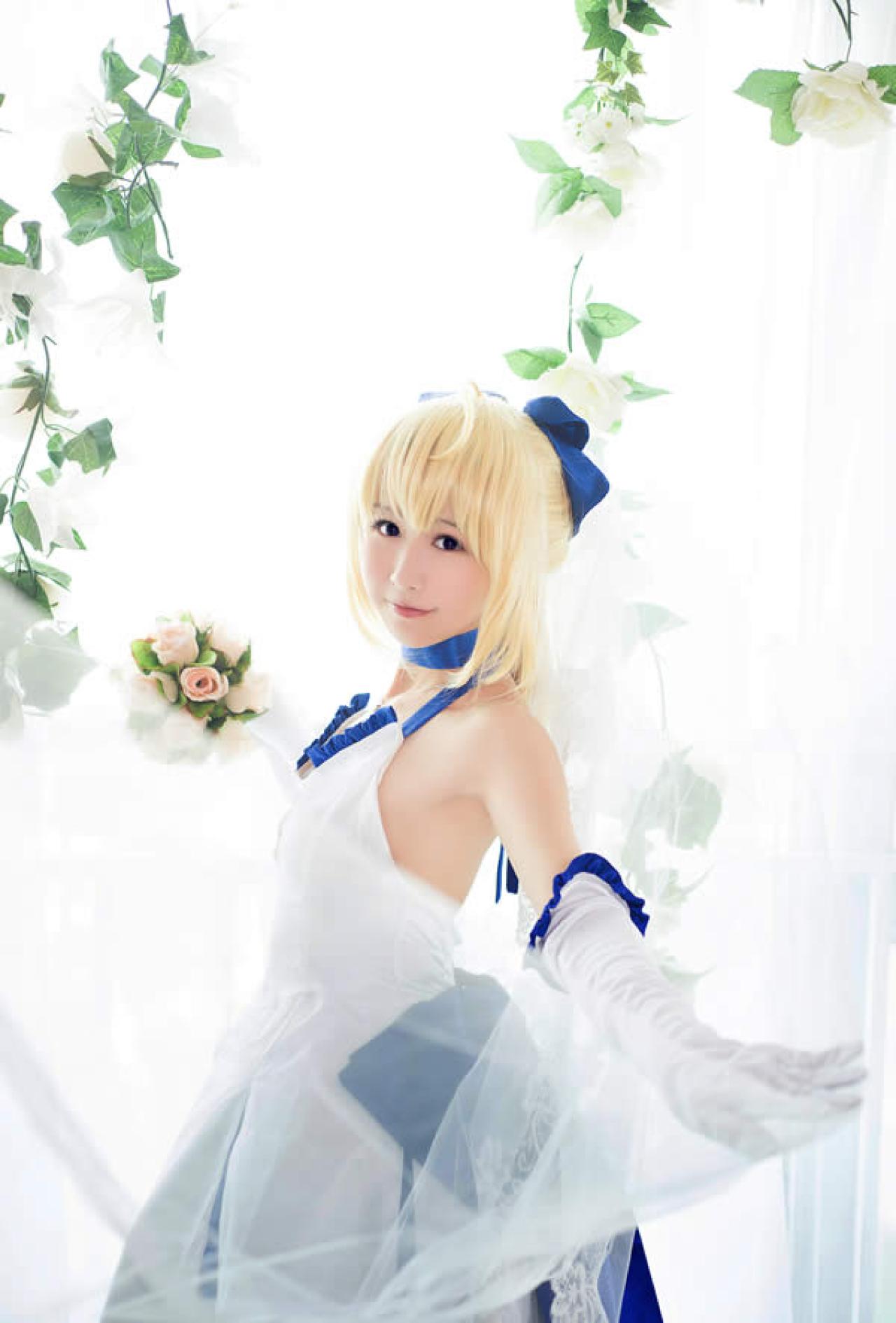 小Can身着Saber lily周年礼服手持鲜花正面照，身体微侧