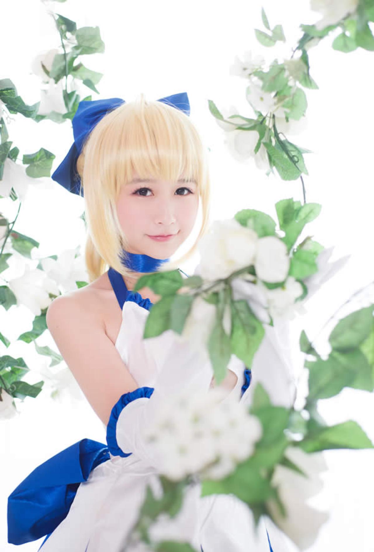 小Can身着Saber lily周年礼服手持鲜花正面照