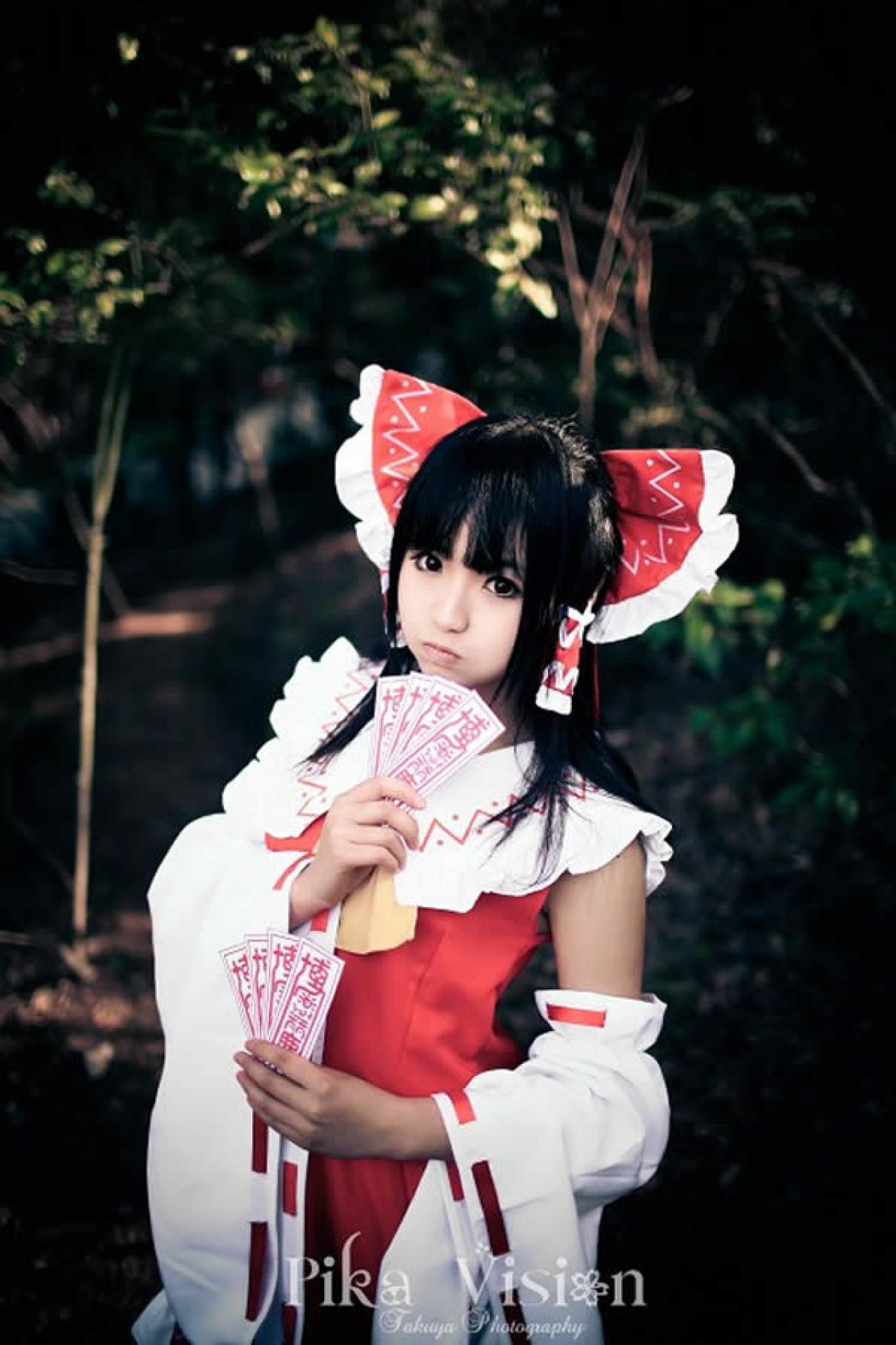 博丽灵梦Coser莫寒拿着小扇子嘟嘴卖萌