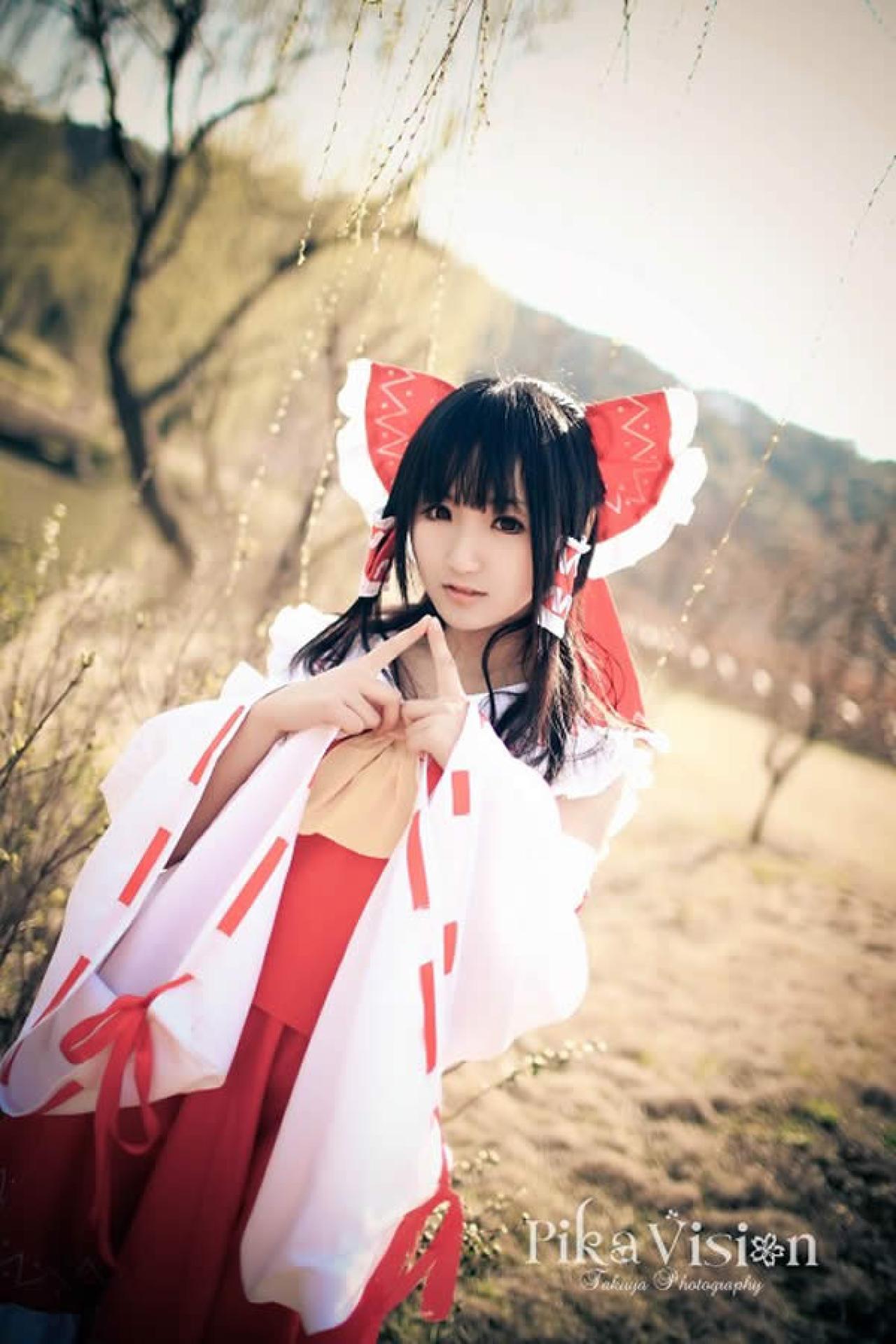 博丽灵梦Coser莫寒食指抵在一起，做不好意思状