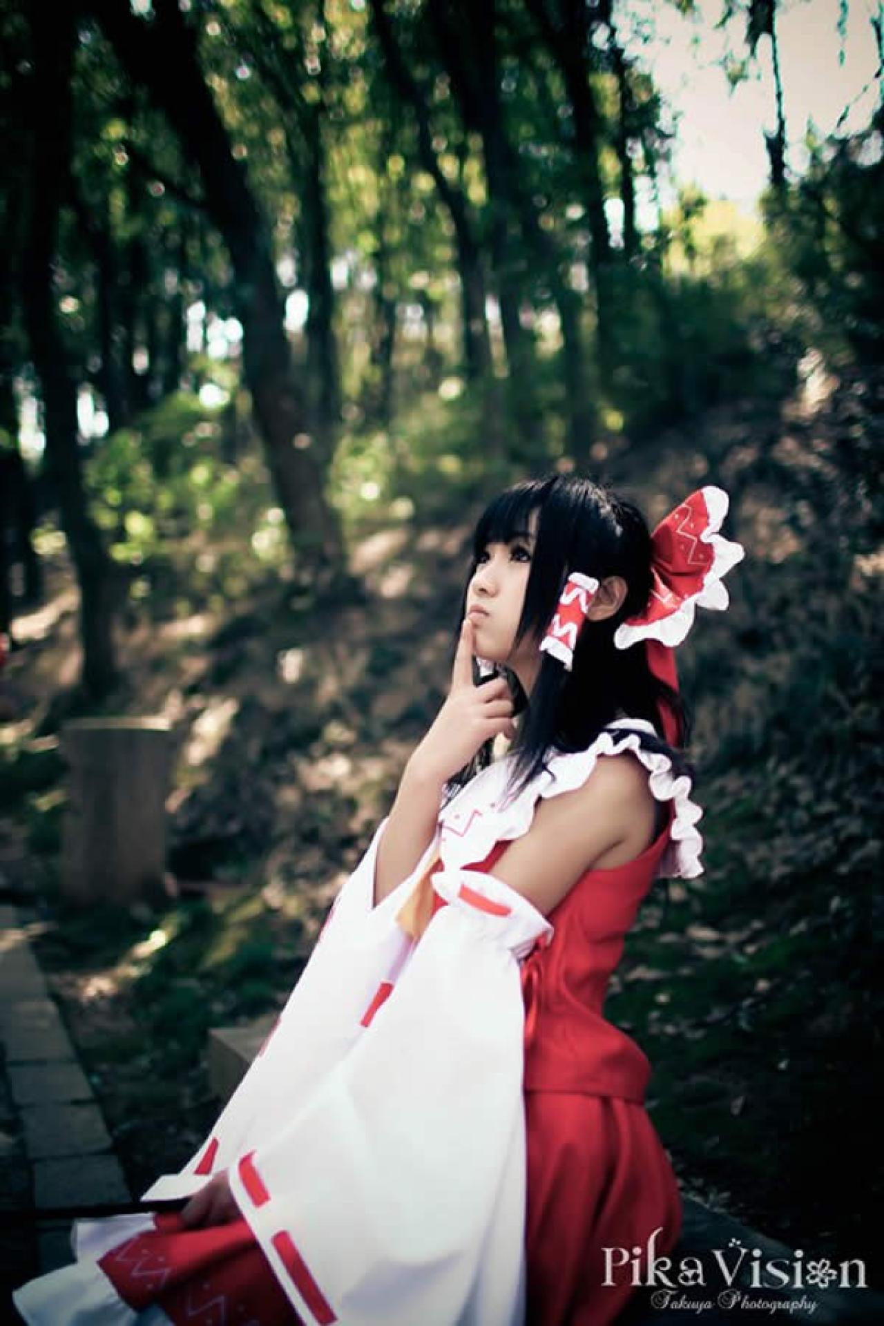 博丽灵梦Coser莫寒手指抵住嘴，仰望星空状