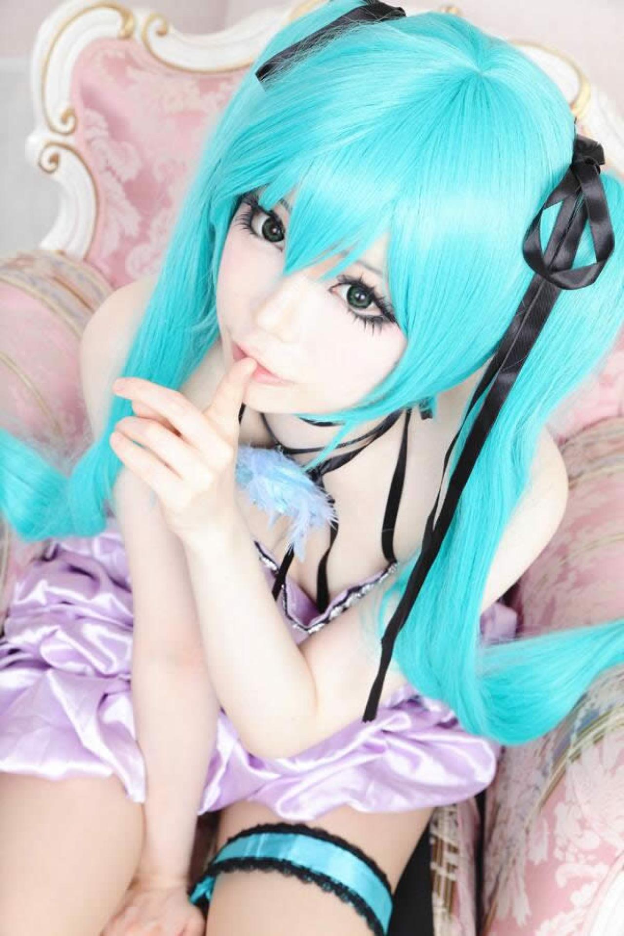 nanashi6 Cos双马尾绿发紫衣初音作嘘的手势