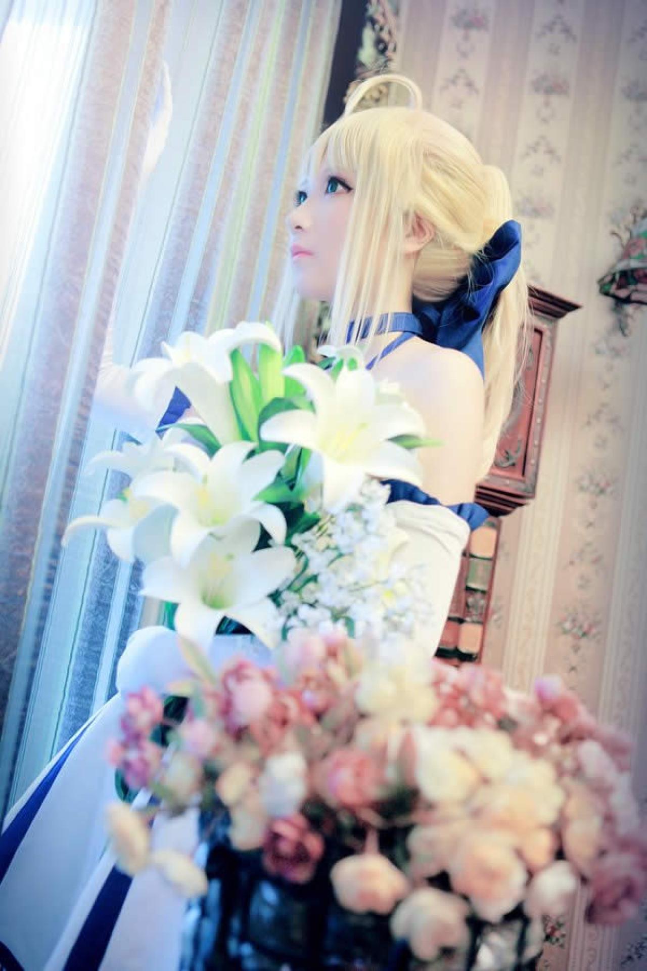 水水女剑士Cosplay手持鲜花侧面照