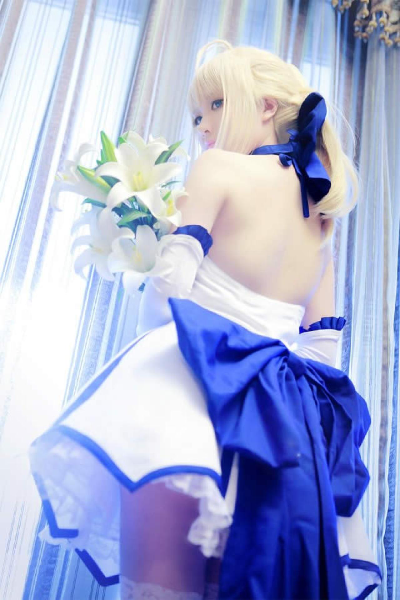 水水女剑士Cosplay背面照，水水回头耍帅