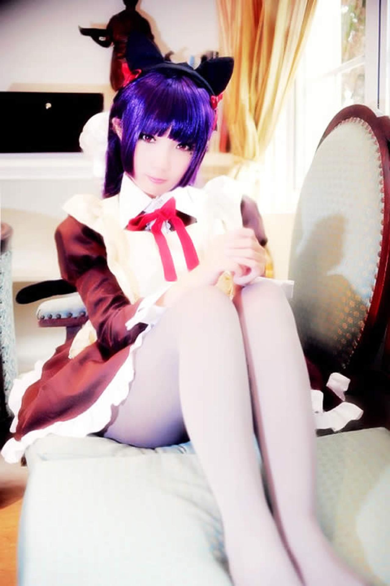 Neneko Cos五更琉璃坐在垫着软垫子的凳子上