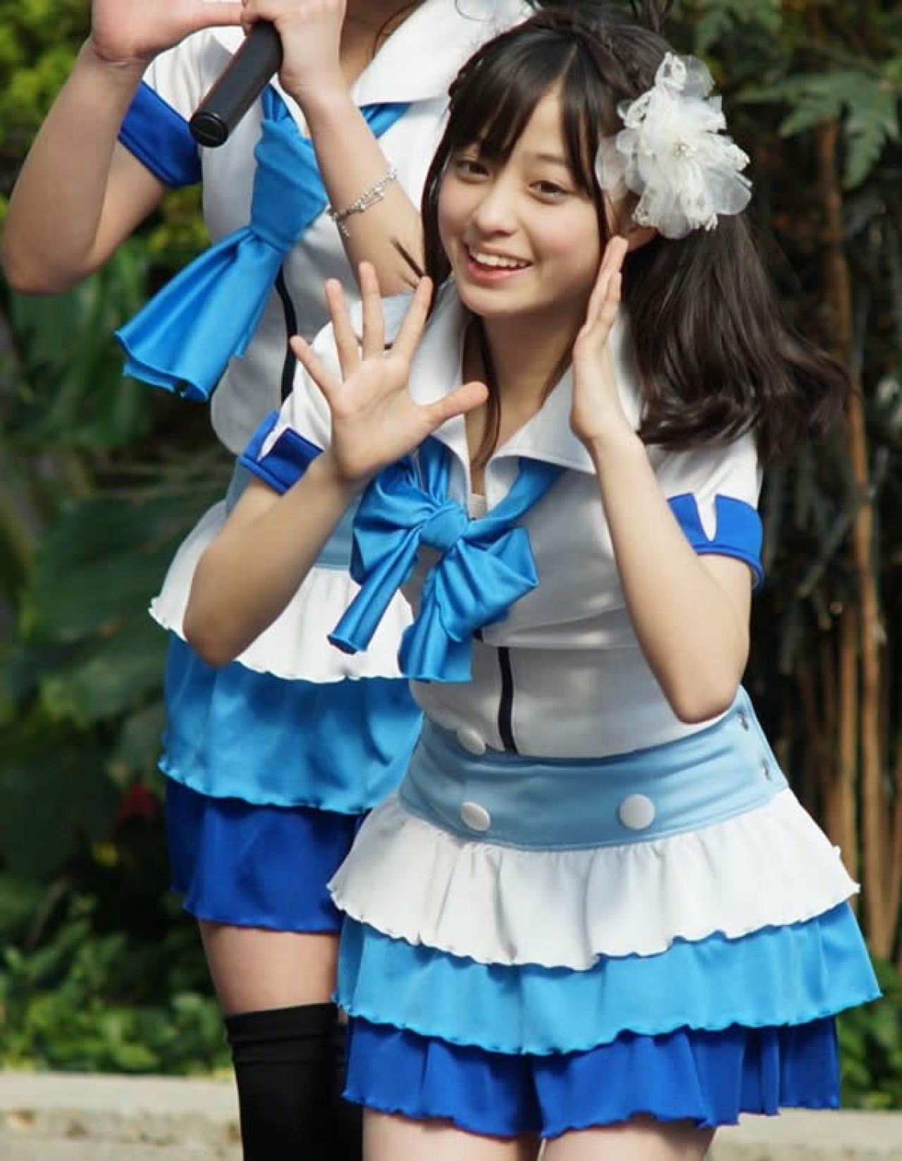 日本偶像团队桥本环奈跳舞现场呼喊回应粉丝，双手作喇叭状