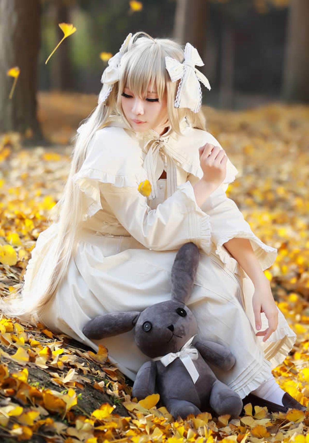 穹妹蹲坐在落叶里