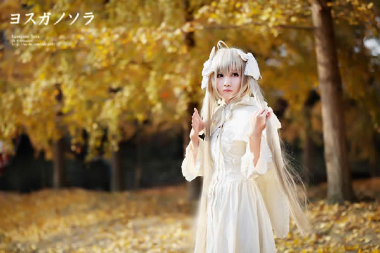 穹妹站在落叶中回眸一笑