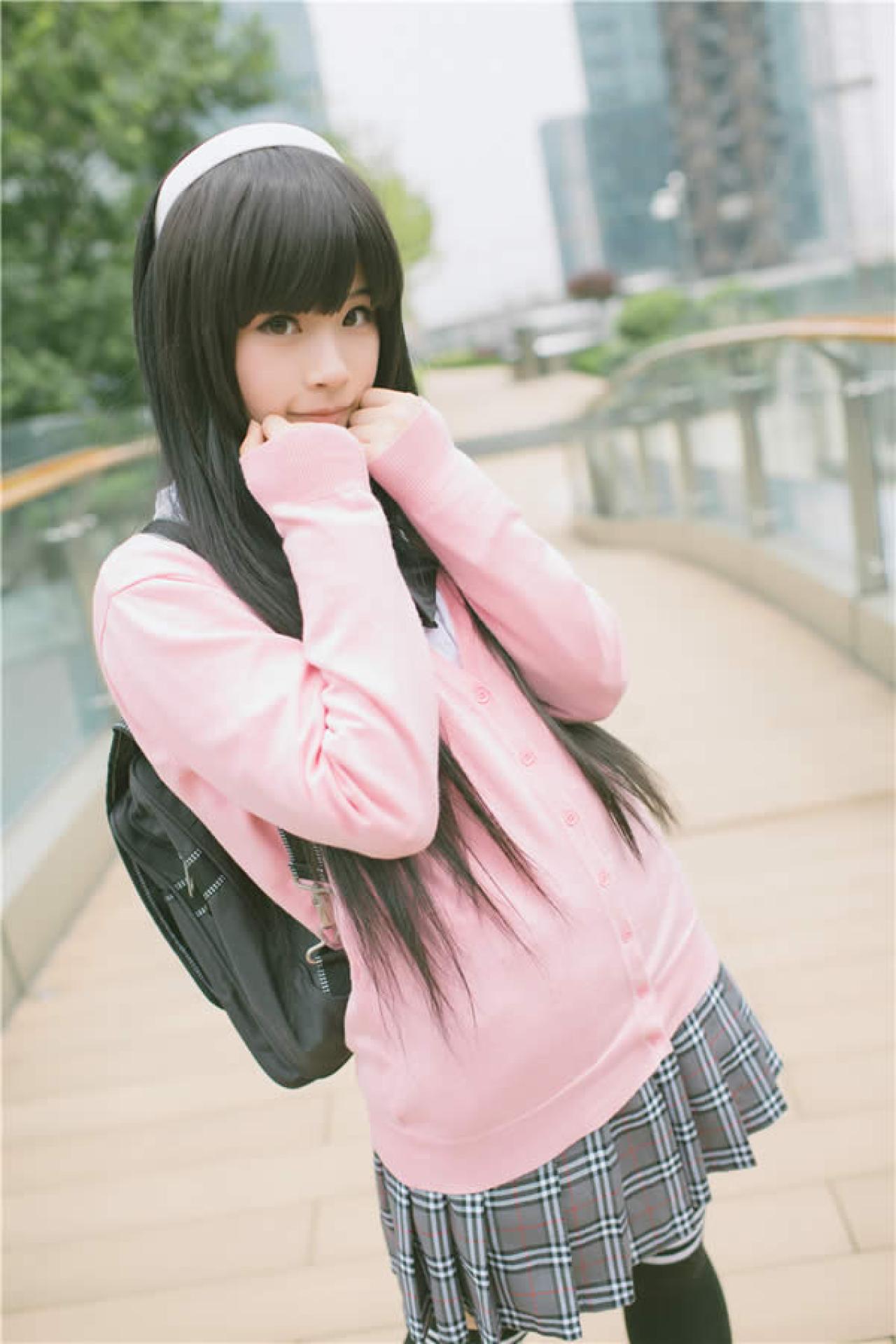 佐流Saryu粉衣长发身着校服的腼腆的姿势