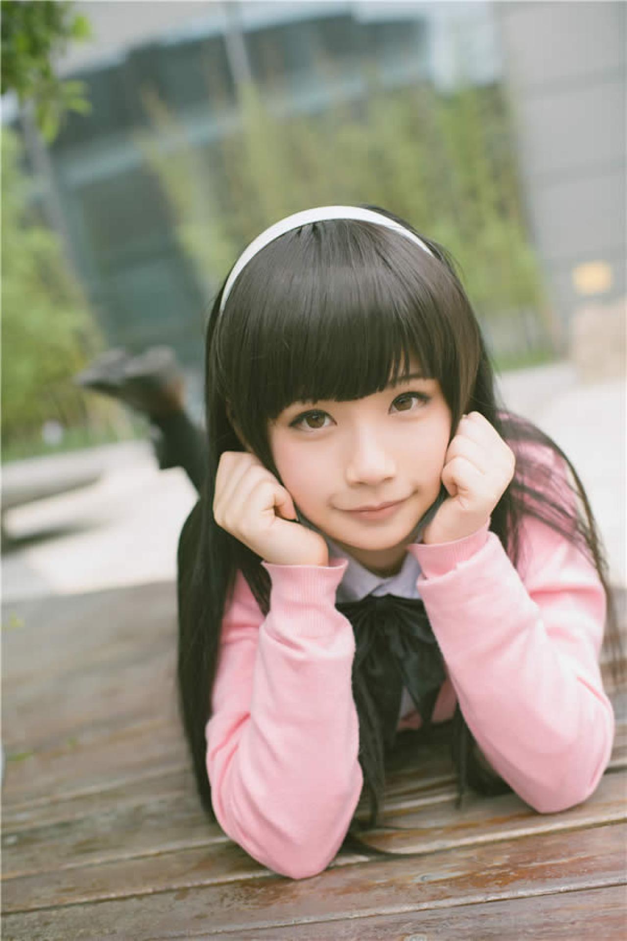 佐流Saryu粉衣长发身着校服趴在地板上