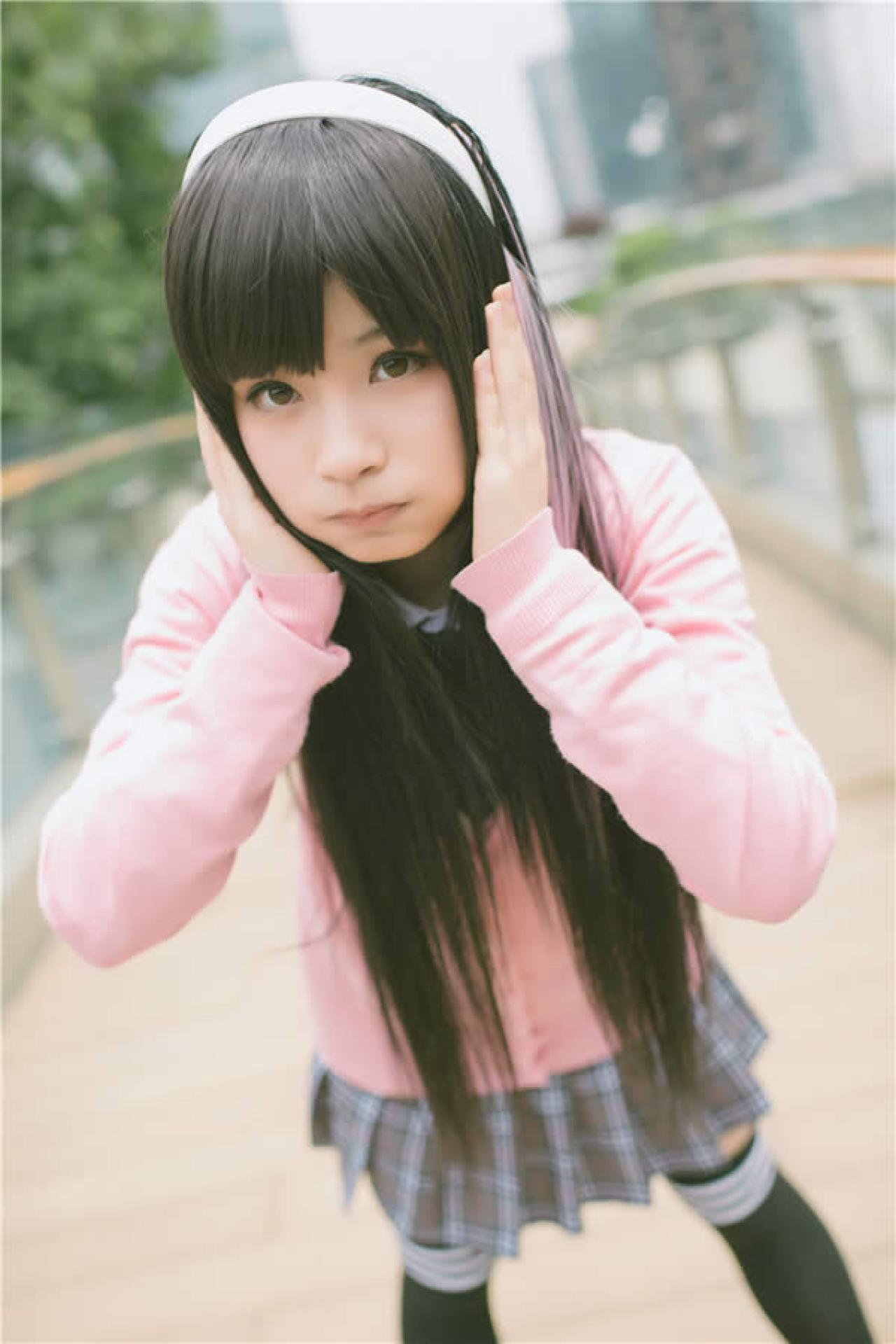 佐流Saryu粉衣长发身着校服捂住耳朵的样子