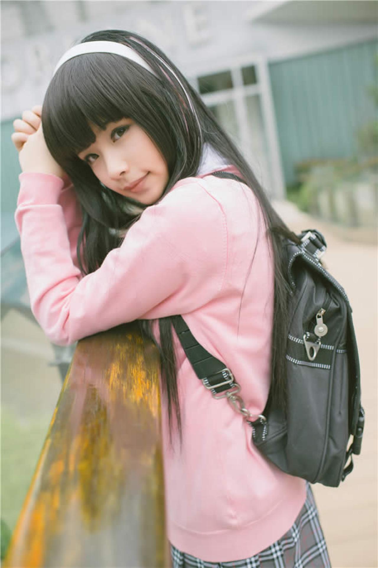 佐流Saryu粉衣长发身着校服在天桥旁背着黑色小包