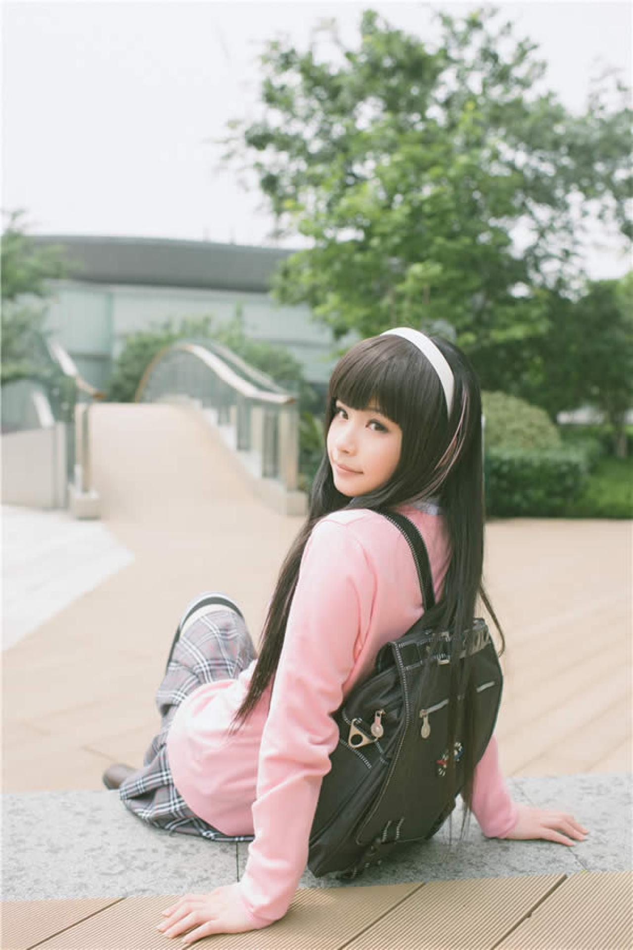 佐流Saryu粉衣长发身着校服趴在地上