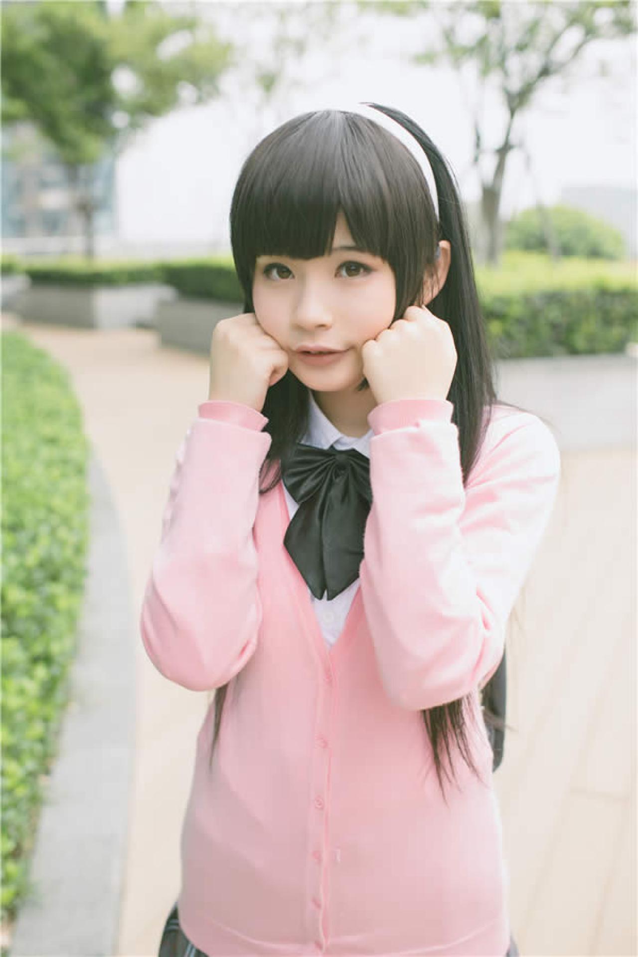 佐流Saryu粉衣长发身着校服双手扮小猫姿势咧嘴卖萌