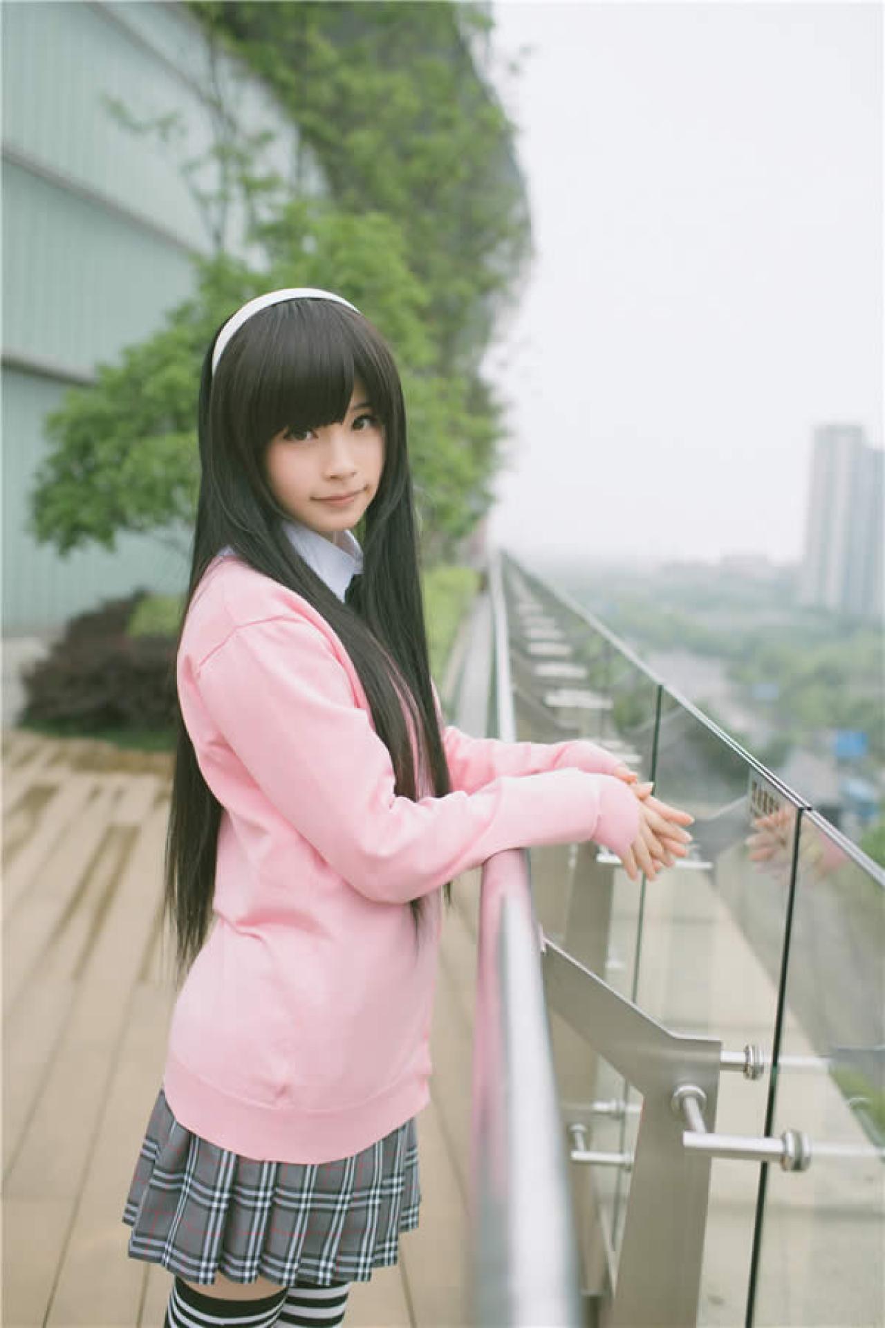 佐流Saryu粉衣长发身着校服在天台旁看着车流