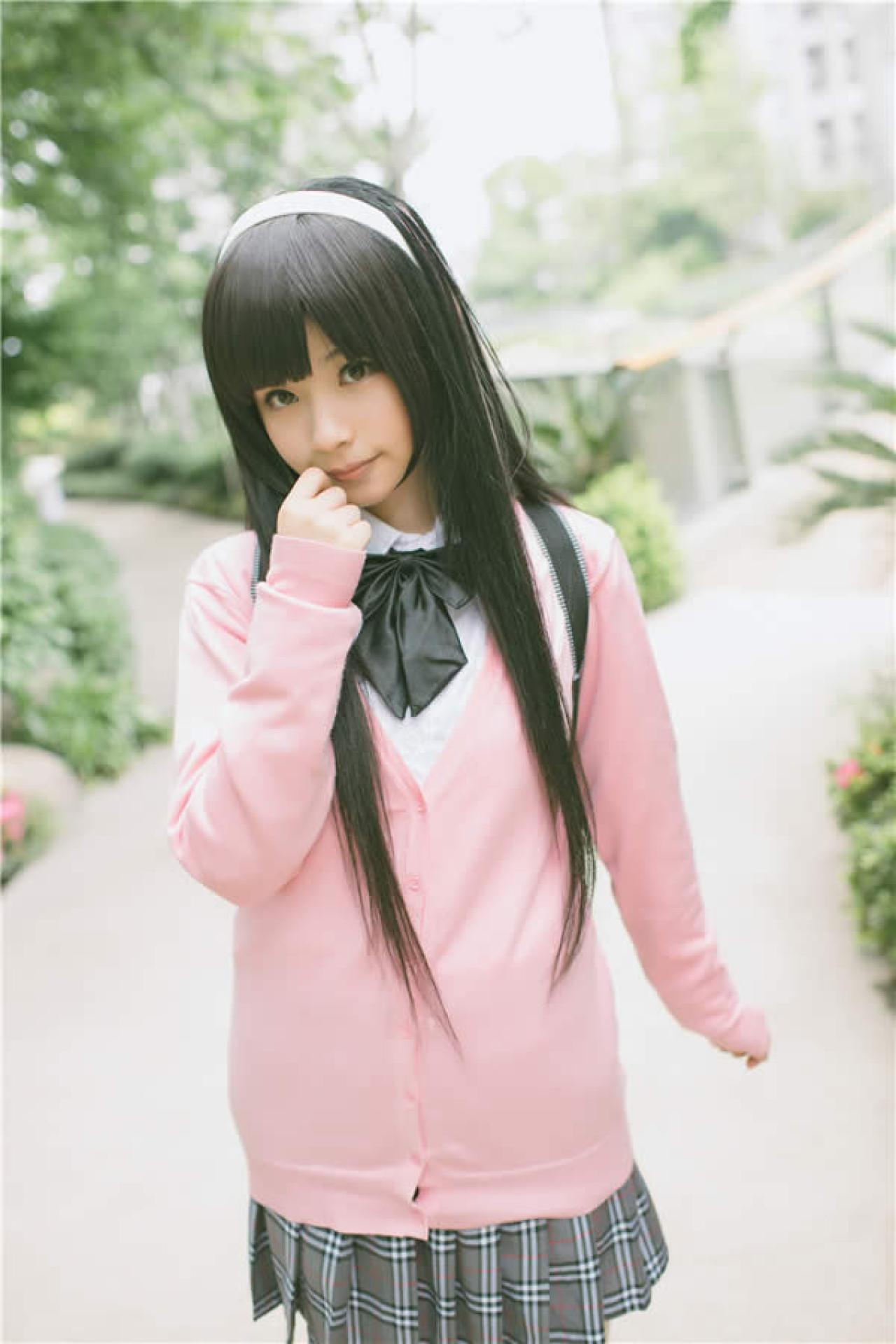 佐流Saryu粉衣长发身着校服羞涩的用手抵住嘴