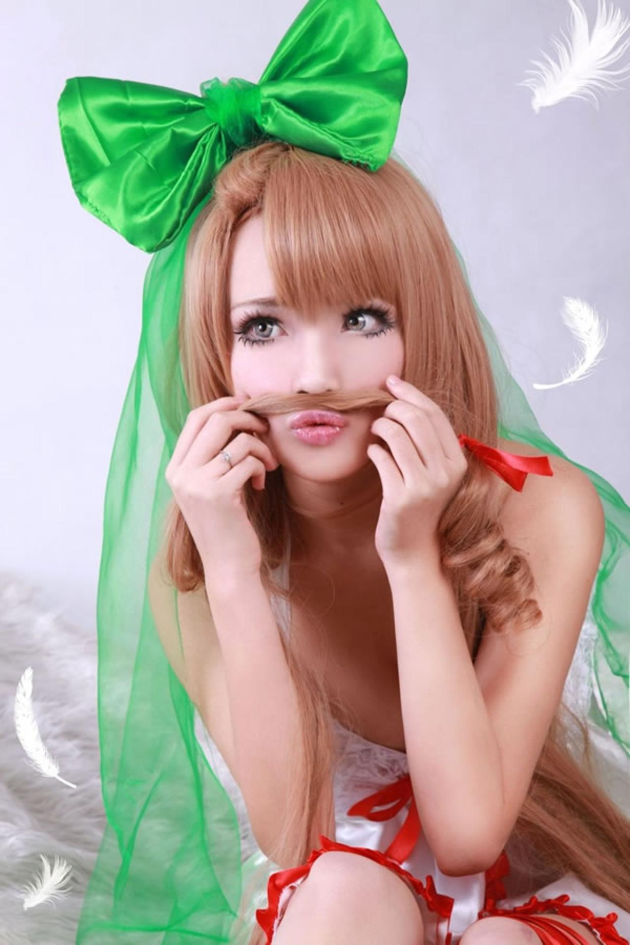 千夜未来12年圣诞Cosplay将头发捋在脸上嘟嘴卖萌