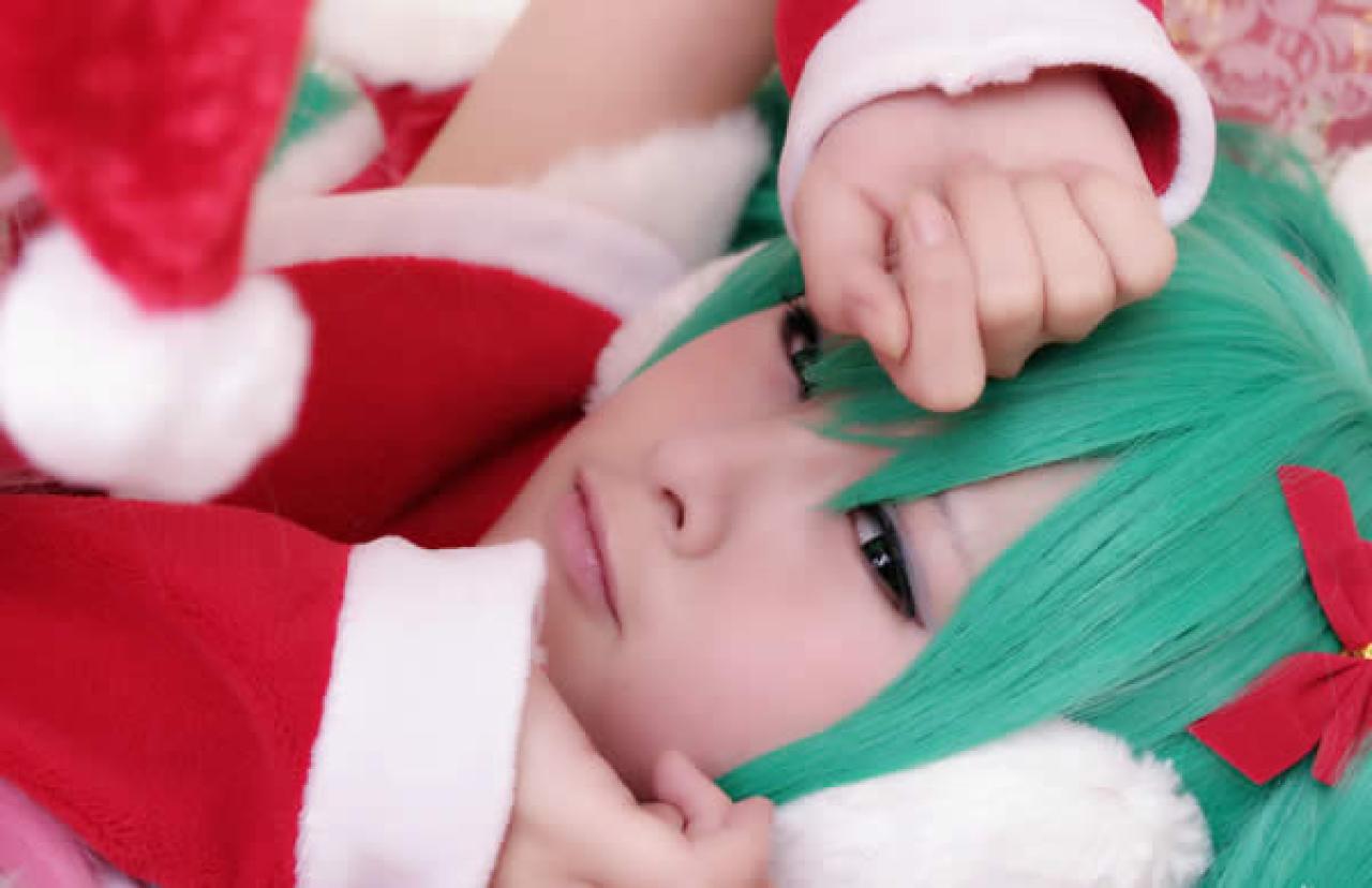 小梓酱身穿红色圣诞服饰躺在地上，自言自语卖萌说推倒了