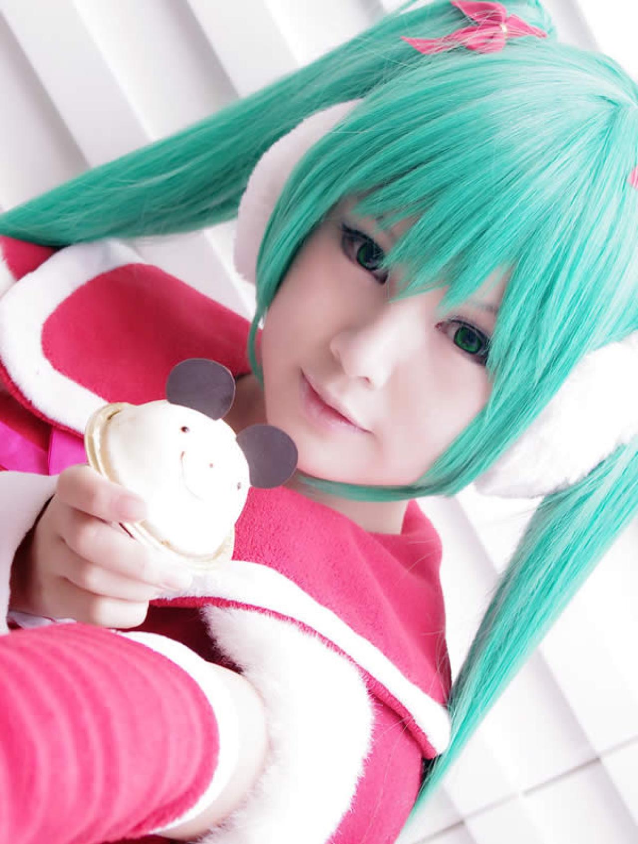 小梓酱身穿红色圣诞服饰手持熊猫样子的蛋糕