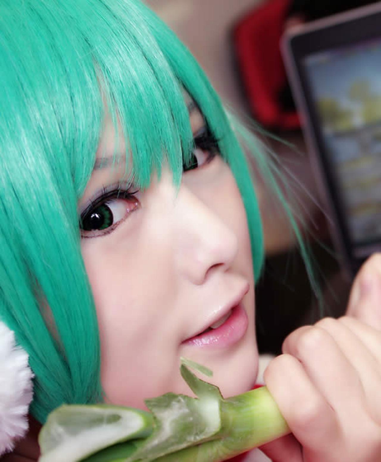 小梓酱身穿红色圣诞服饰手里拿着大葱玩具玩游戏