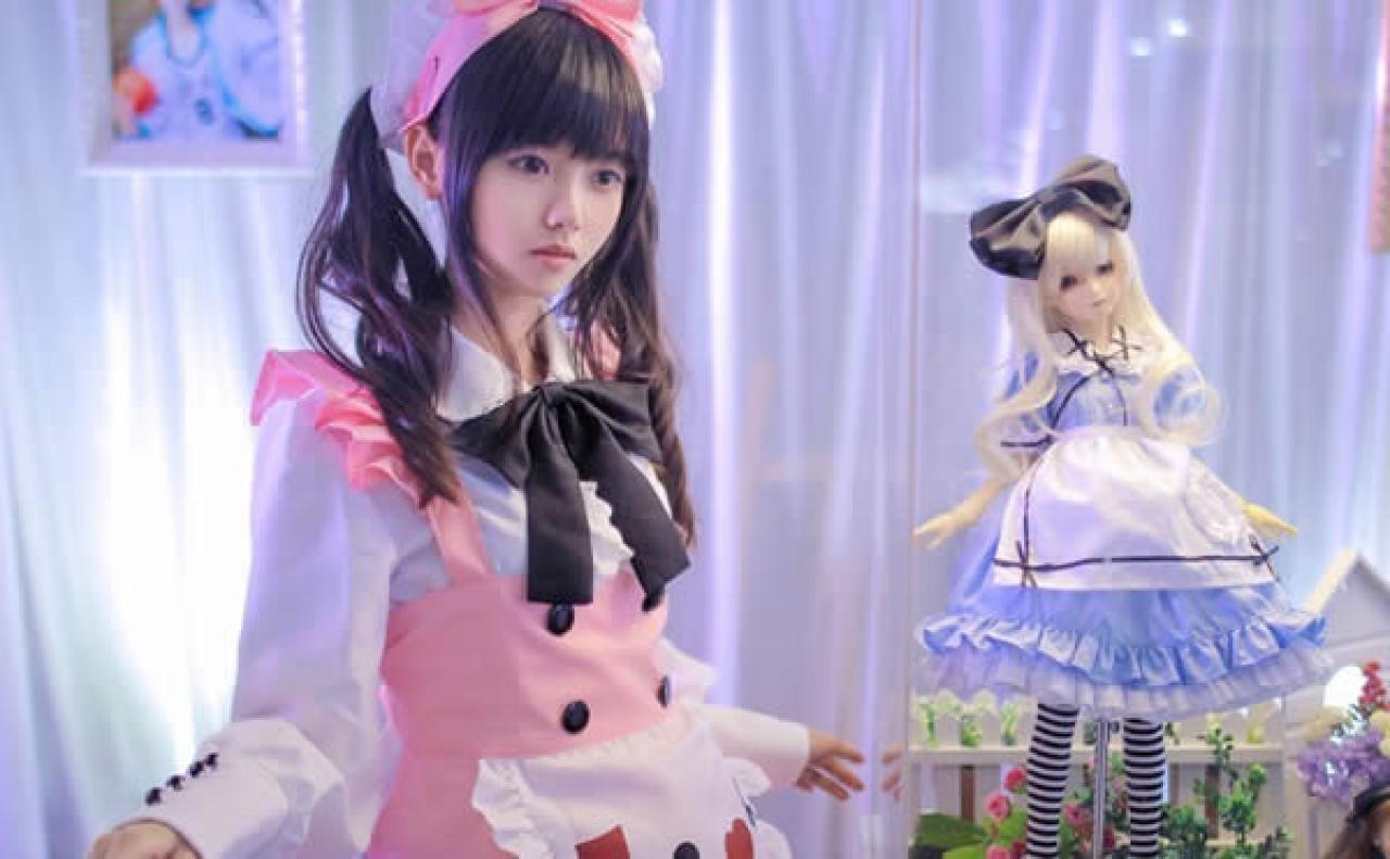 粉衣女仆装的猫梓学者展览馆里的SD娃娃的样子撩起裙角