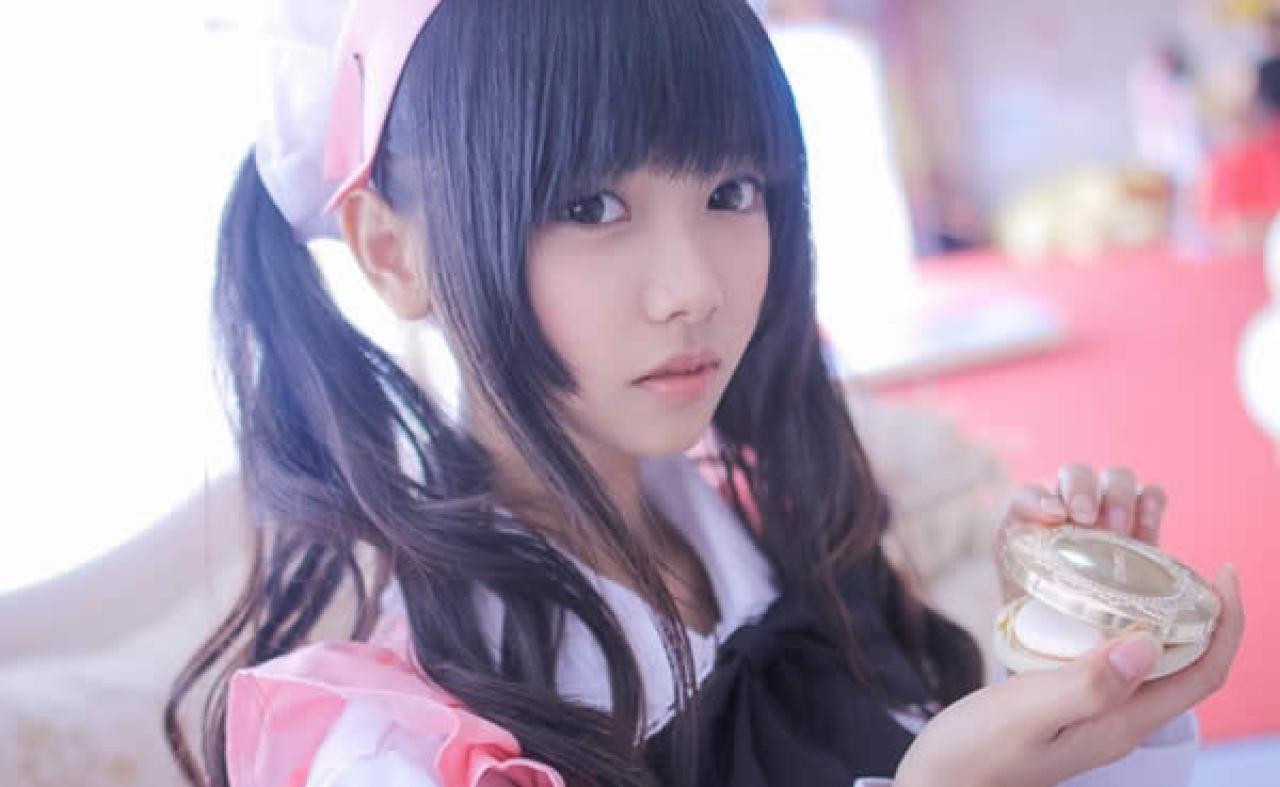 粉衣女仆装的猫梓拿着化妆品捕粉被抓拍的神情