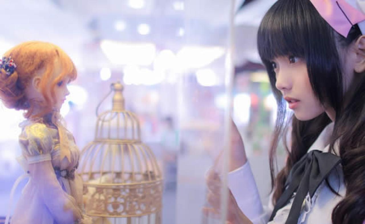 粉衣女仆装的猫梓和SD娃娃深情对视，一见钟情的神态和侧脸