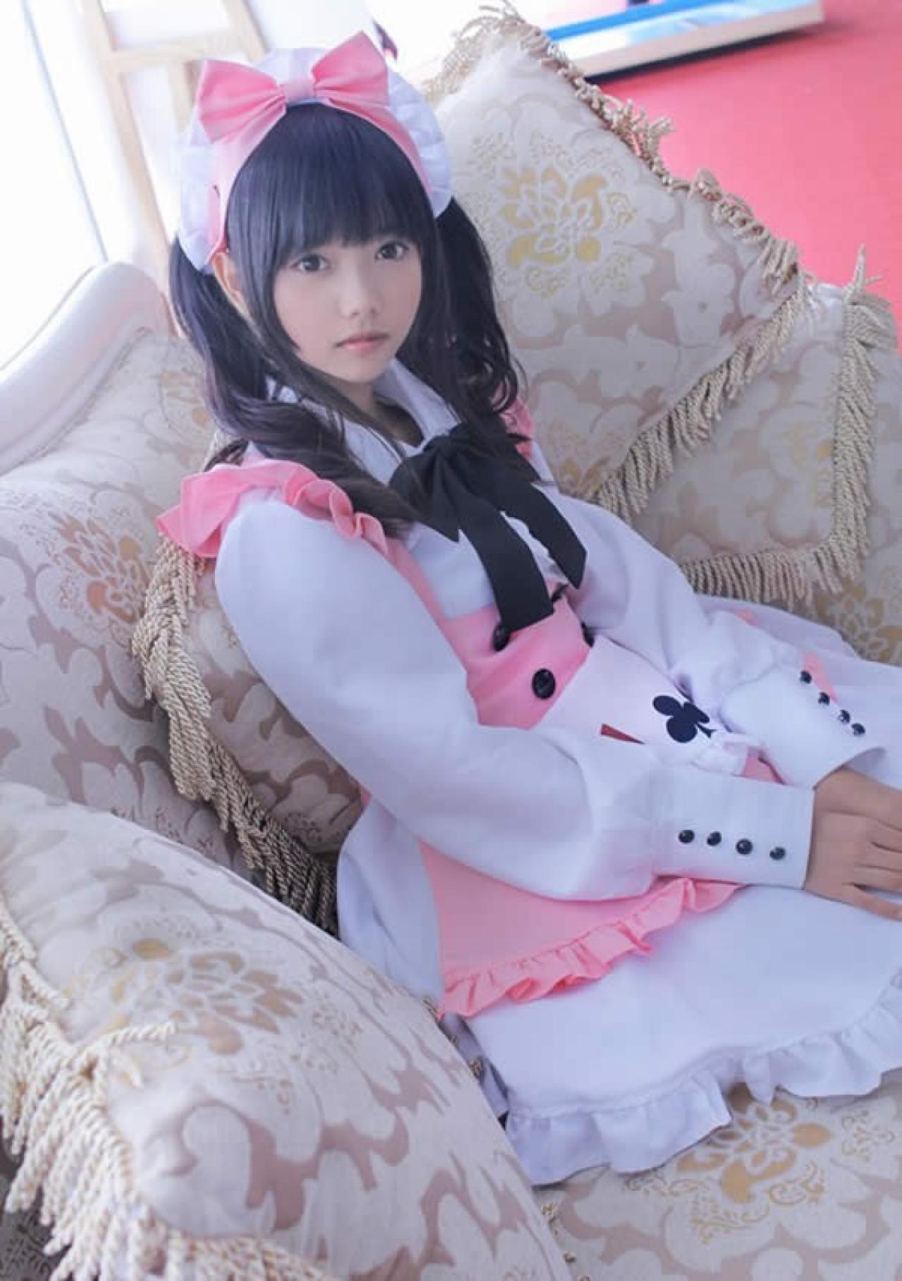 粉衣女仆装的猫梓靠着沙发的姿势